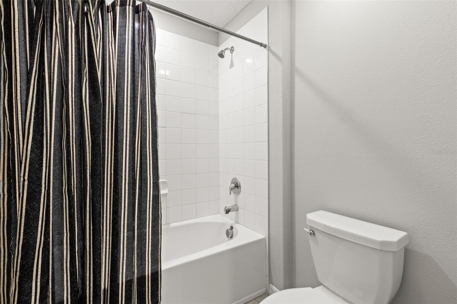 Bathroom 2 includes a tiled tub/shower combination, giving the upstairs secondary bedrooms a practical full bath. - 5061 WHITE CHICORY DR, APOLLO BEACH