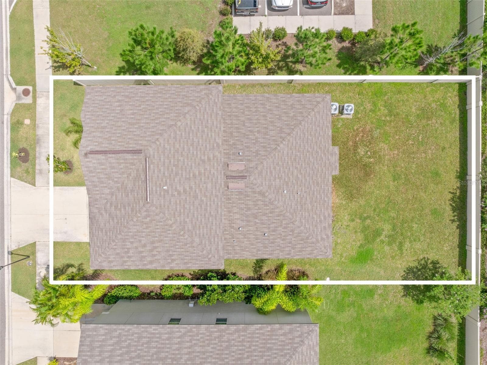 The overhead view highlights the home’s footprint and the amount of usable yard space that remains, with a large open backyard offering room for a future pool, patio or other outdoor additions. - 5061 WHITE CHICORY DR, APOLLO BEACH