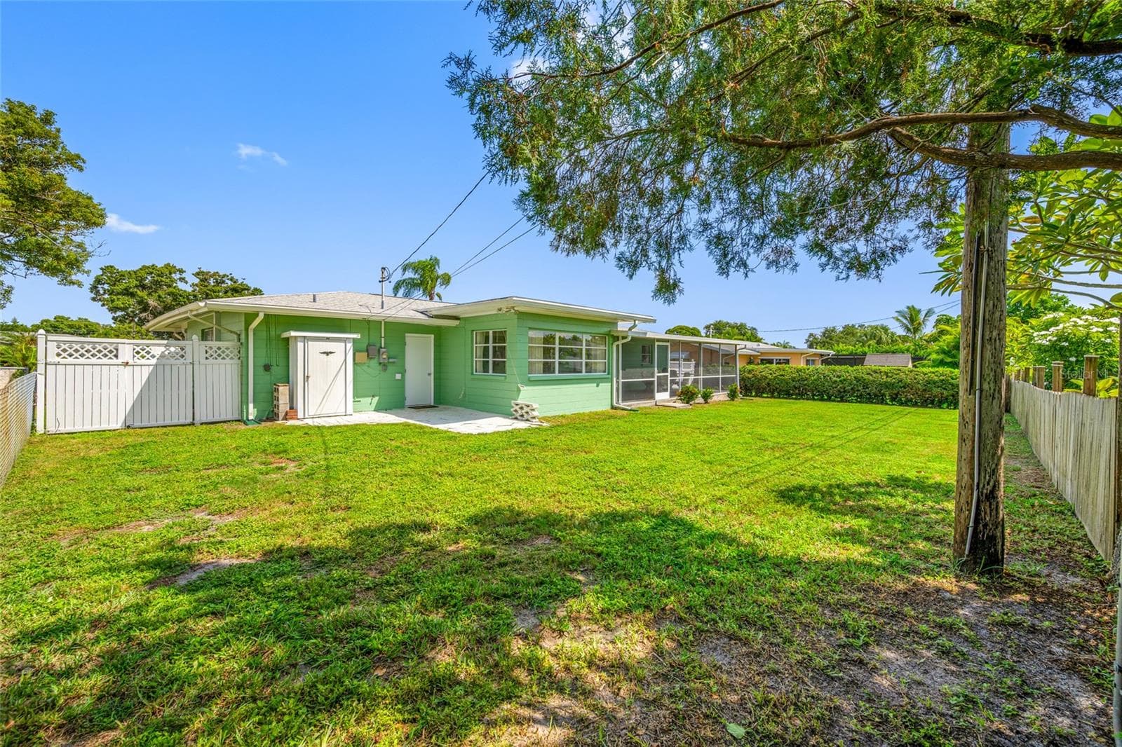 Convenient exterior Storage Shed. - 11450 80TH AVE, SEMINOLE