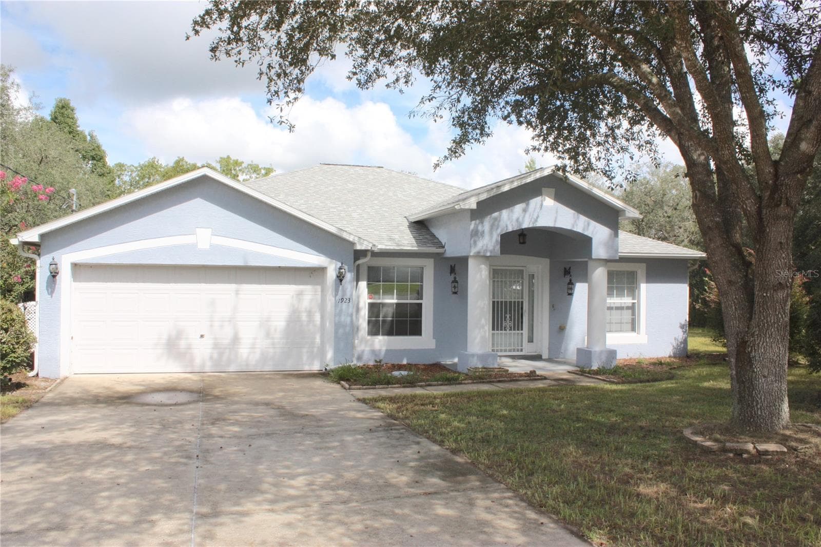 1923 W MCNEAL DR