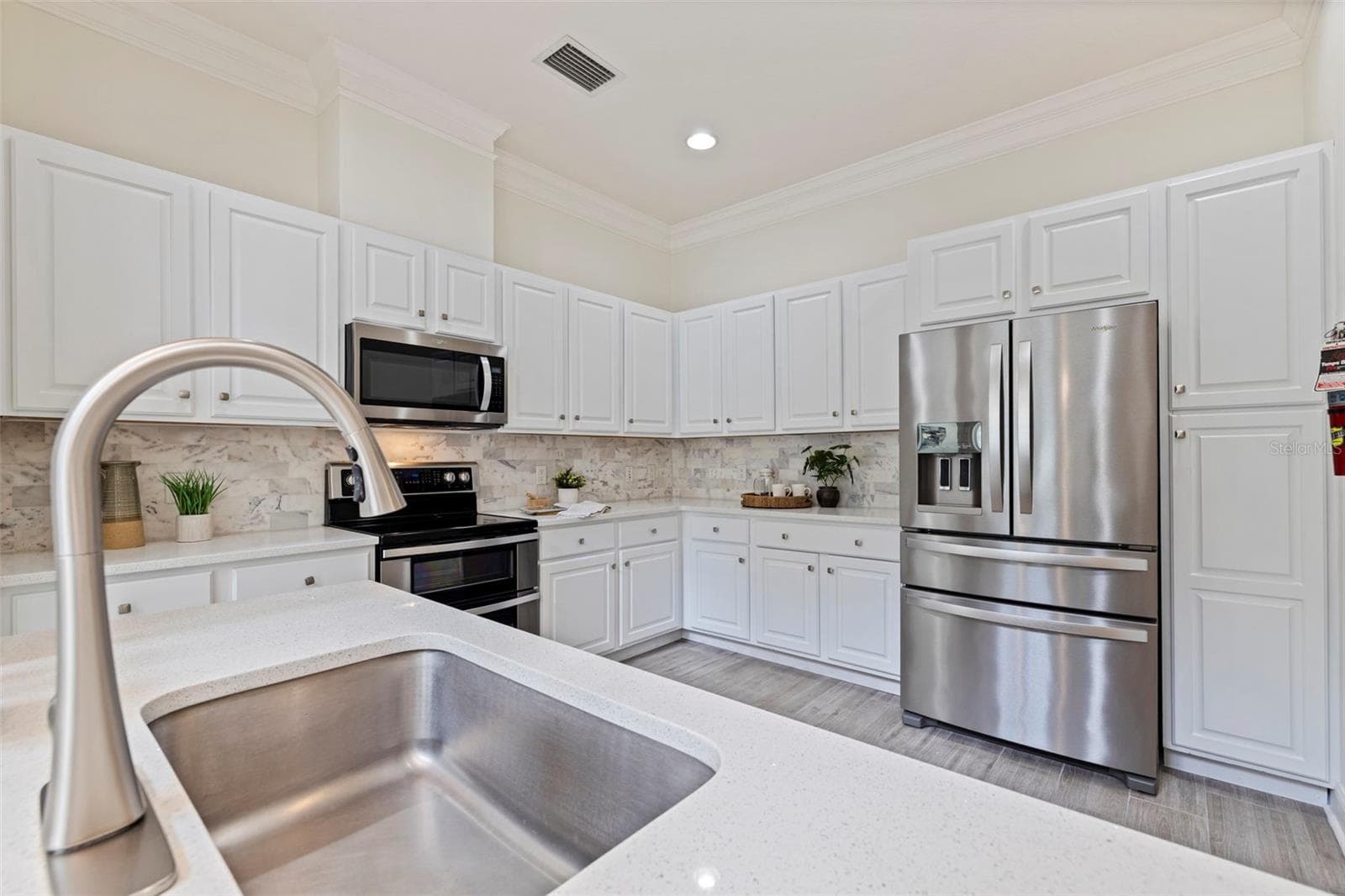 Townhouse at 300 NEWBURY PL N, ST PETERSBURG, photo 12 of 73