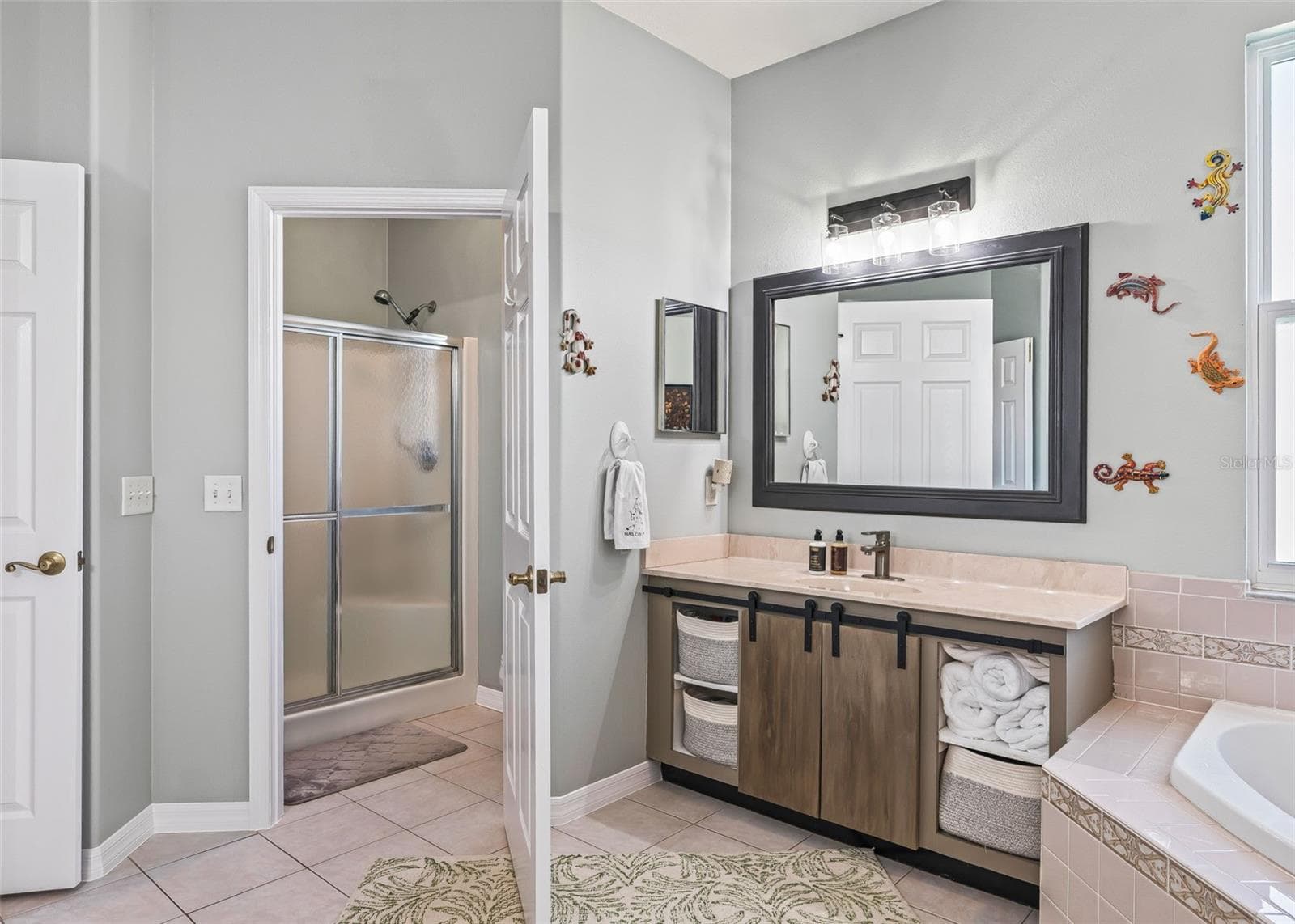 Walkin Shower with Bench seat - 402 GRAND VISTA TRL, LEESBURG