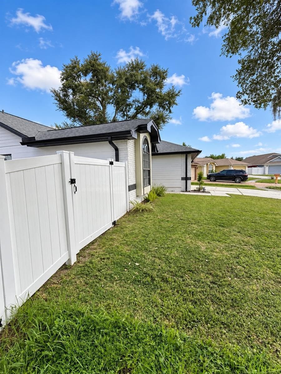 Single Family Residence at 5483 FRIARSWAY DR, TAMPA, photo 10 of 51