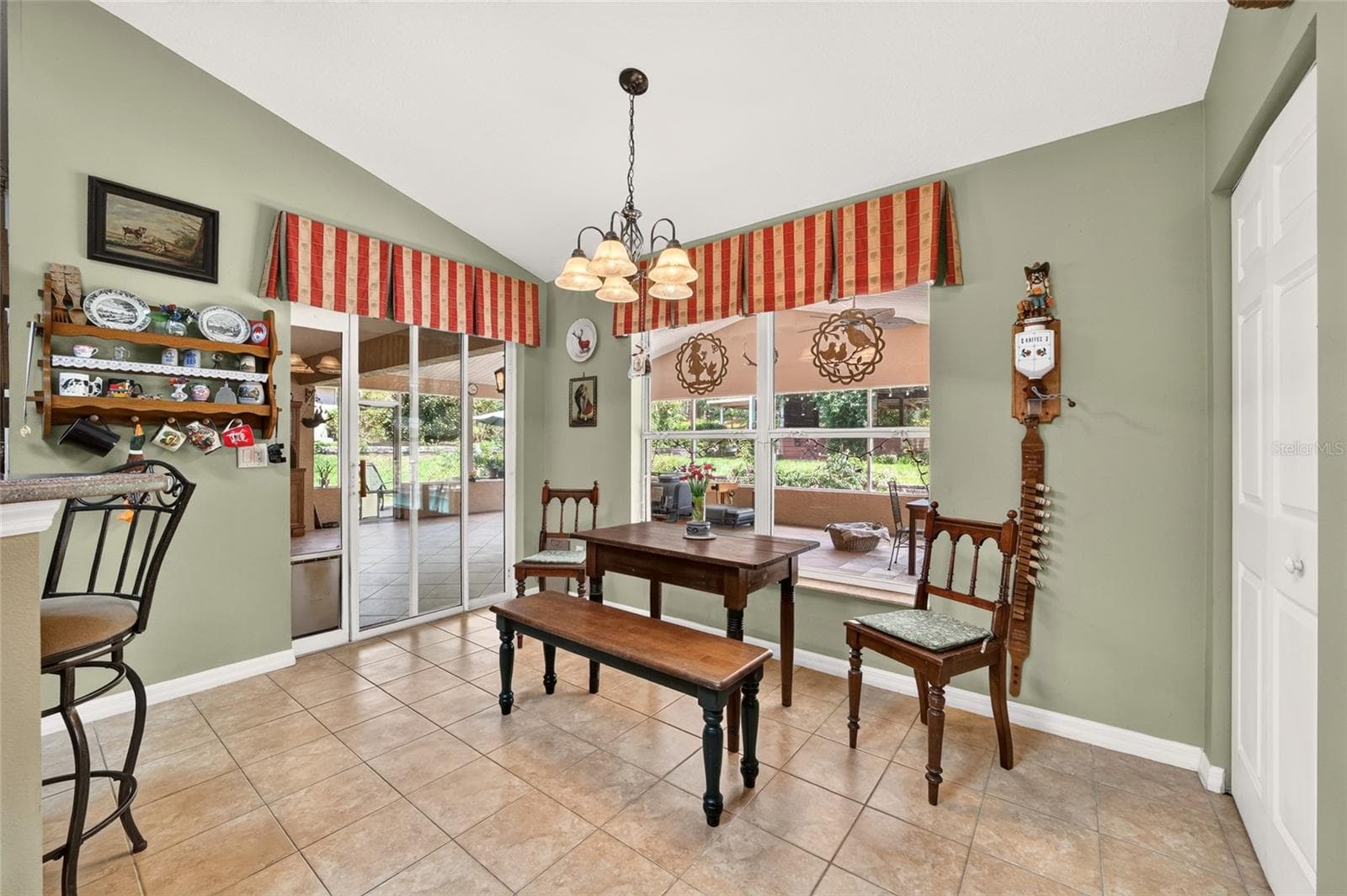 Dinette Space - 4295 N BRIDGER DR, BEVERLY HILLS