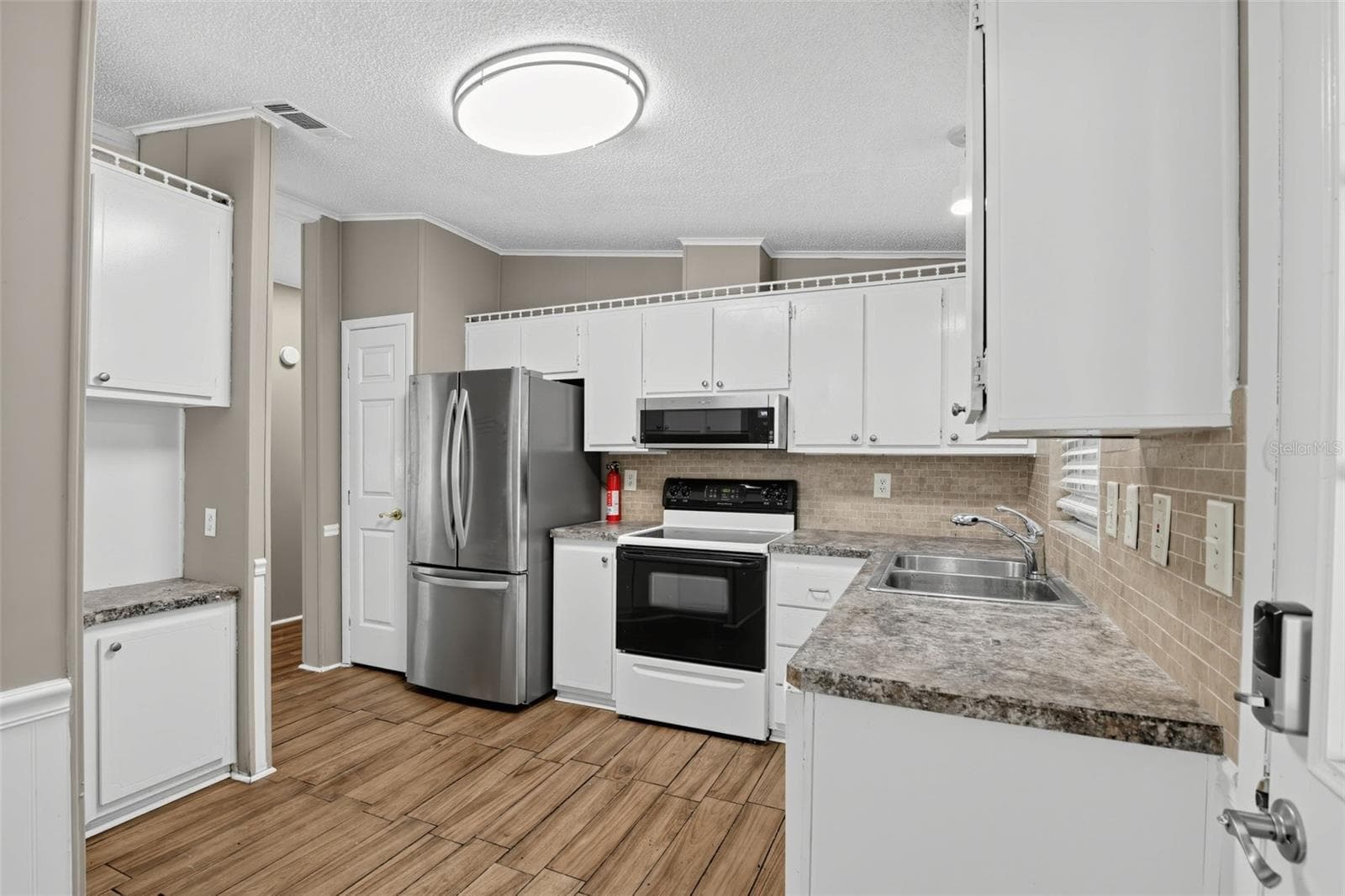 Manufactured Home at 1537 E SCHWARTZ BLVD, LADY LAKE, photo 15 of 30