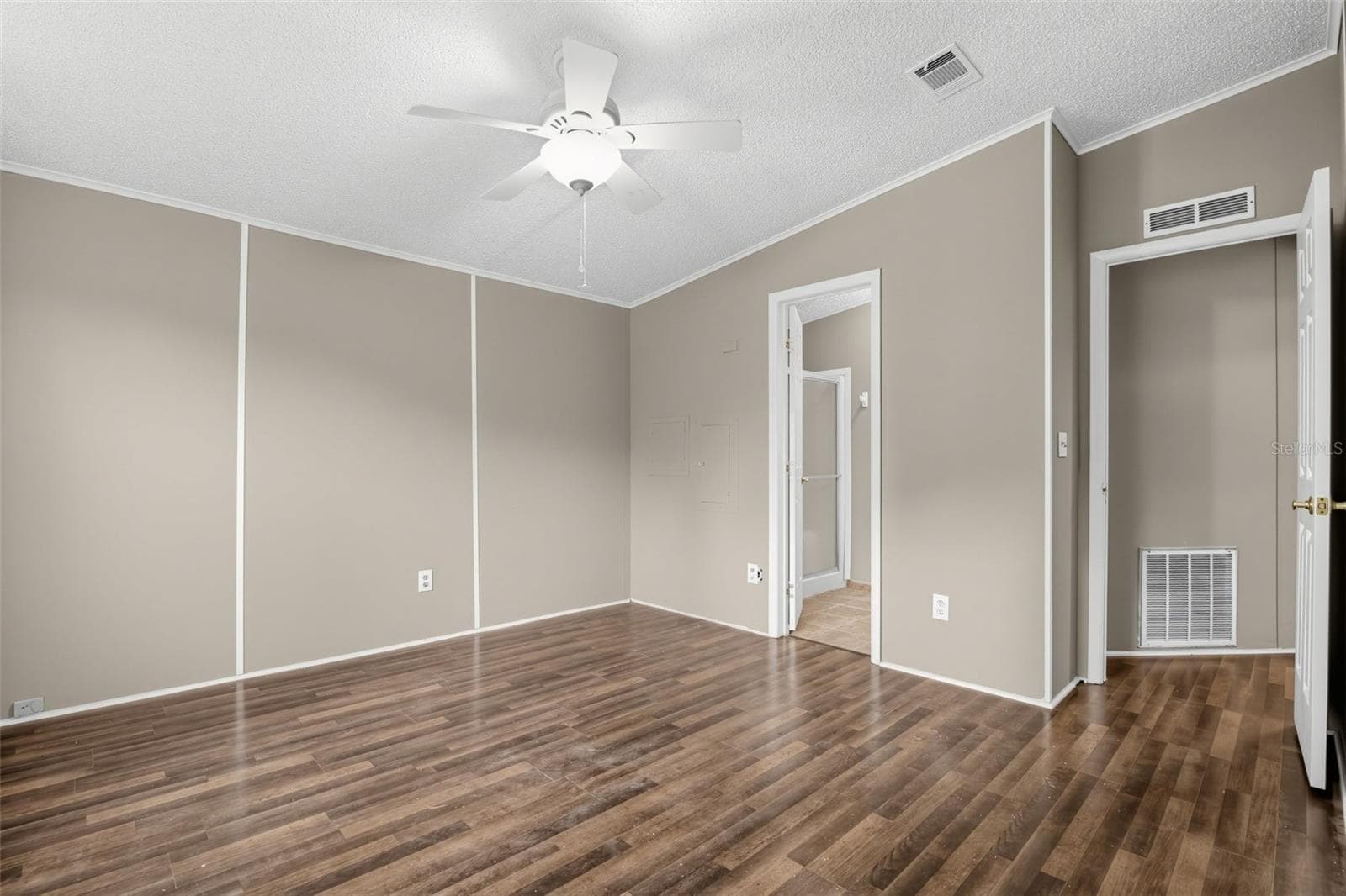 Manufactured Home at 1537 E SCHWARTZ BLVD, LADY LAKE, photo 20 of 30