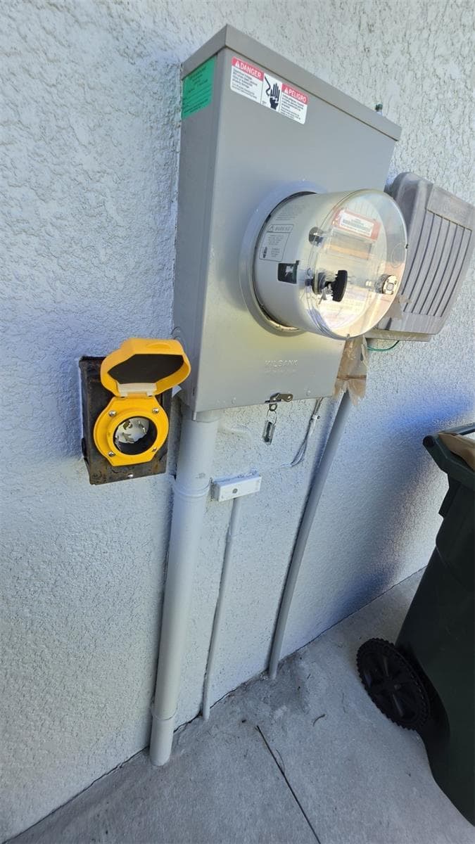 Outdoor 220v outlet for backup generator - 4330 MOCHA AVE, NORTH PORT
