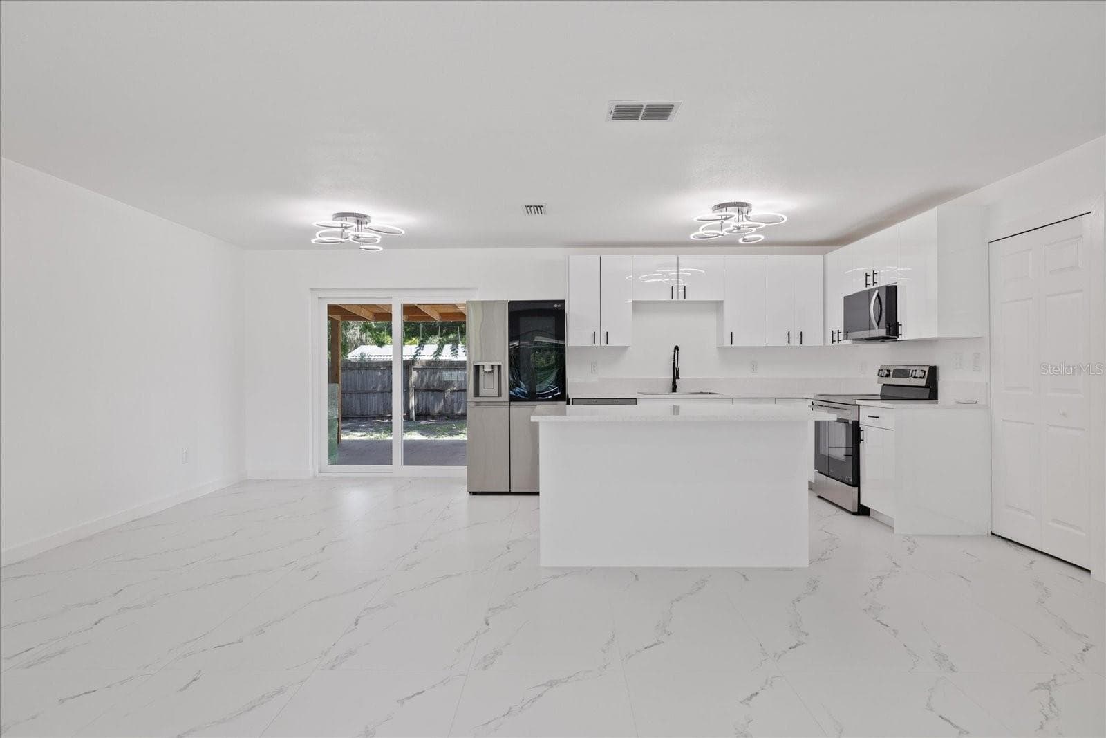 Single Family Residence at 8125 N SOCRUM LOOP RD, LAKELAND, photo 14 of 47