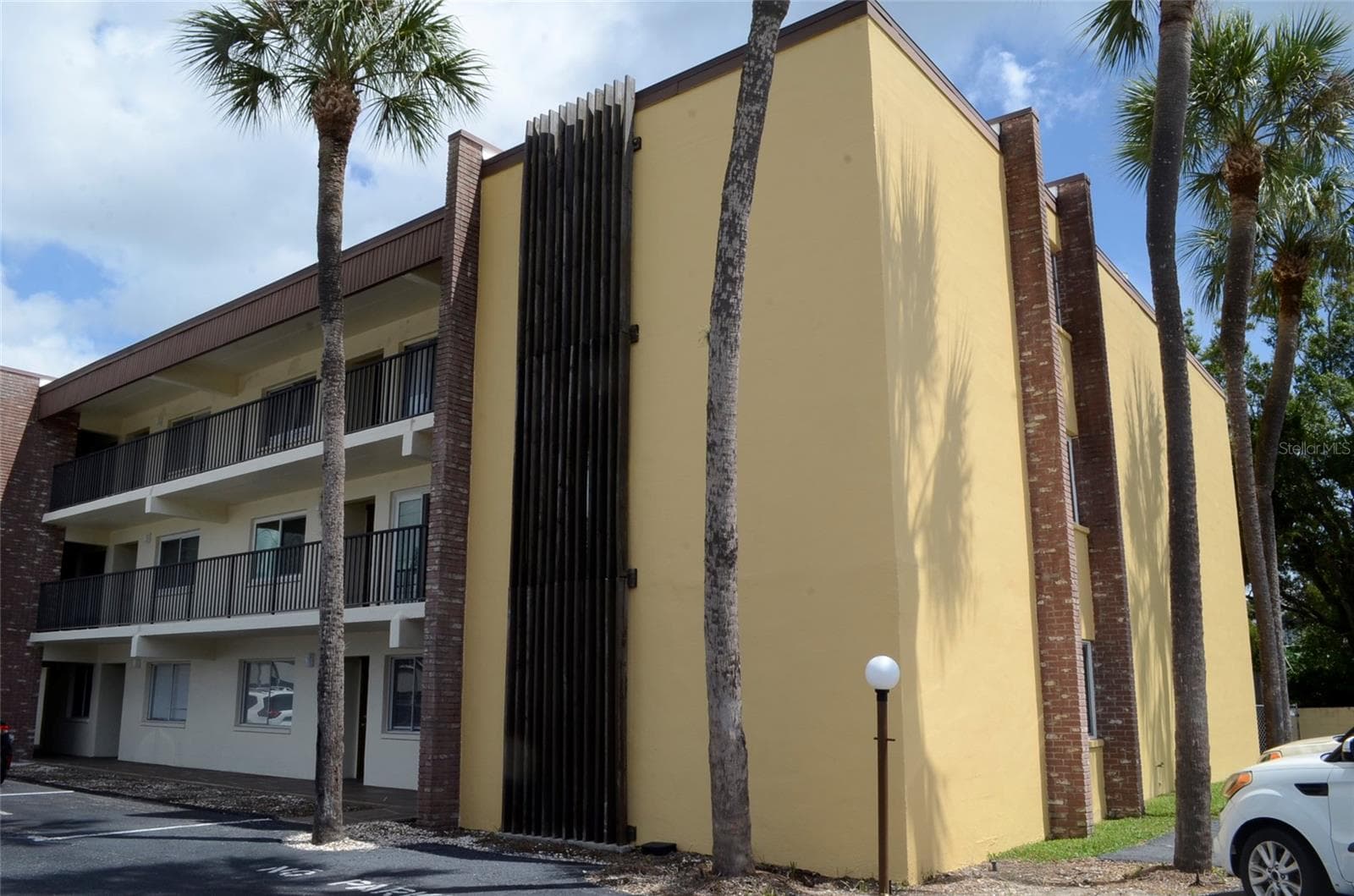 corner view of the building - 4435 1ST ST NE #111, ST PETERSBURG