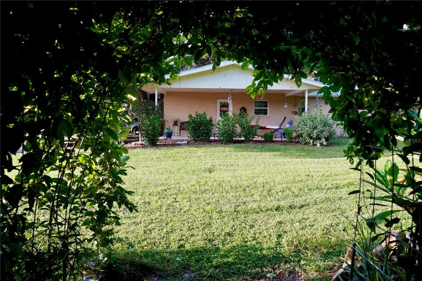 Beautiful low maintenance gardens souring ing the home - 11690 NW 160TH ST, REDDICK