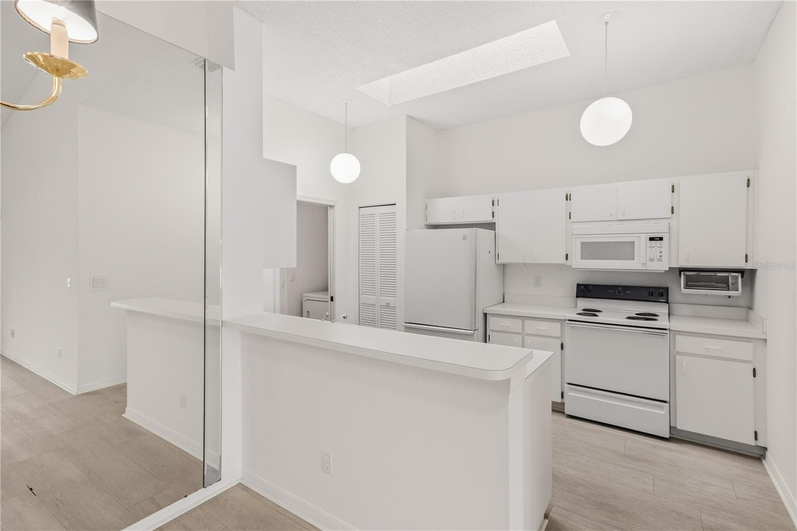 Kitchen featuring an eating bar, perfect for casual meals - 1002 NICENE CT #47, SUN CITY CENTER