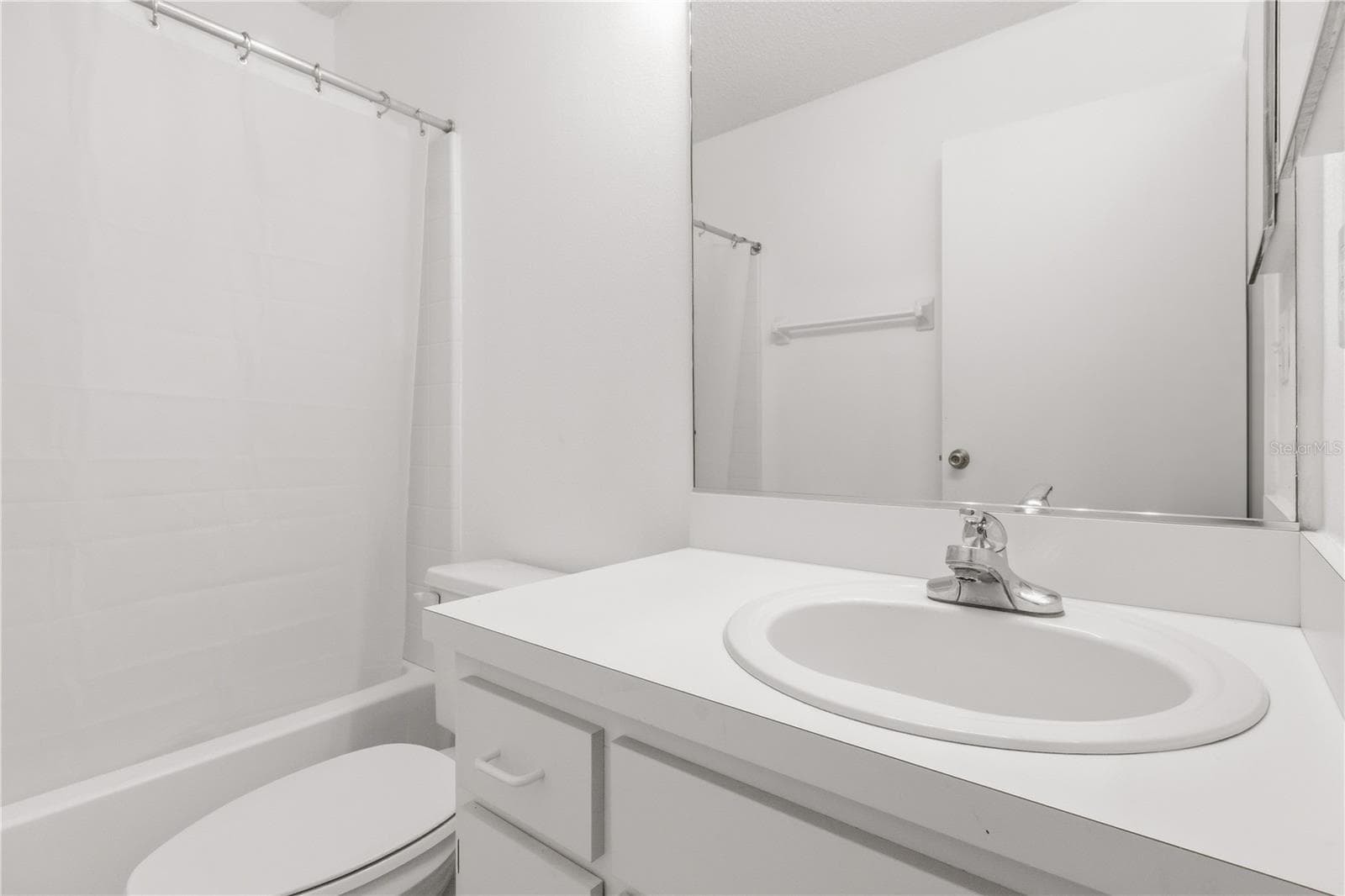 Convenient full bath featuring a tub/shower combination - 1002 NICENE CT #47, SUN CITY CENTER