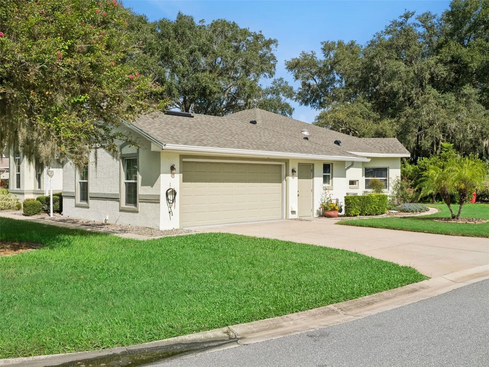 The OVESIZED SIDE GARAGE adds curb appeal to the hom.and has lots of room for a workbench & storage. - 5401 ESSEX CT, LEESBURG
