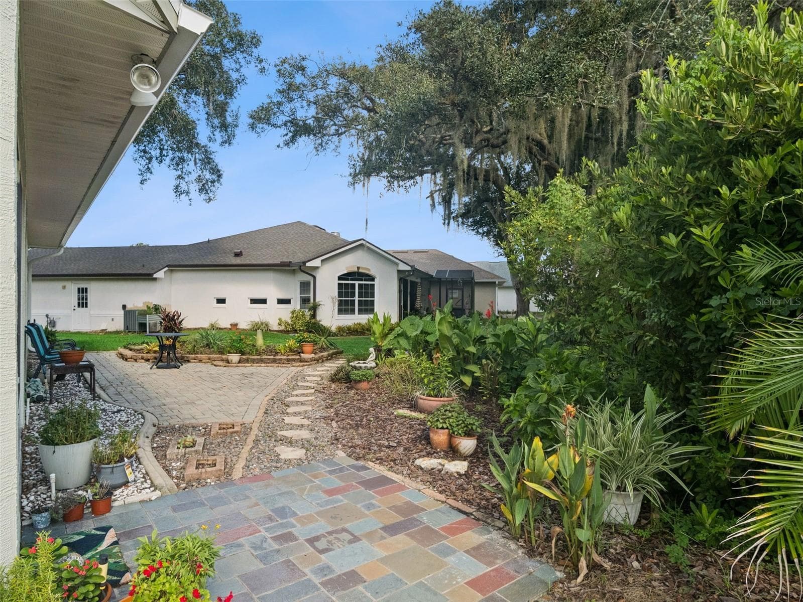 Welcome to this lush outdoor oasis comprised of easy-to-care-for Florida-friendly plantings. - 5401 ESSEX CT, LEESBURG