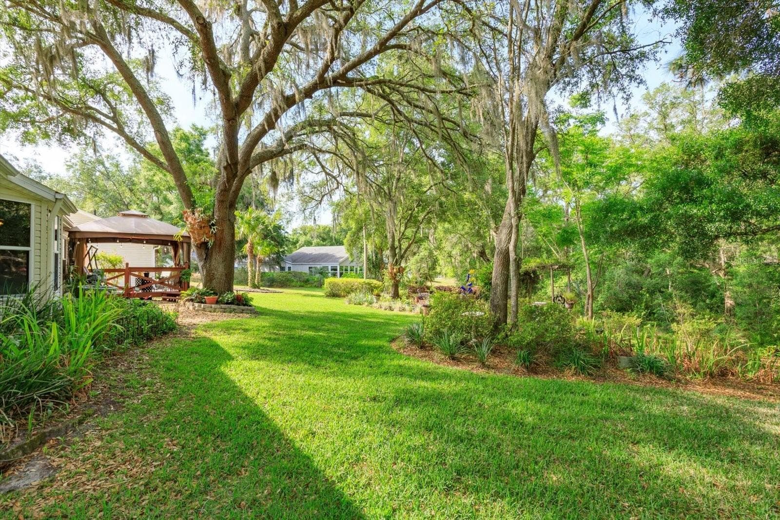 Rear garden has expansive green space - 25845 GLEN EAGLE DR, LEESBURG