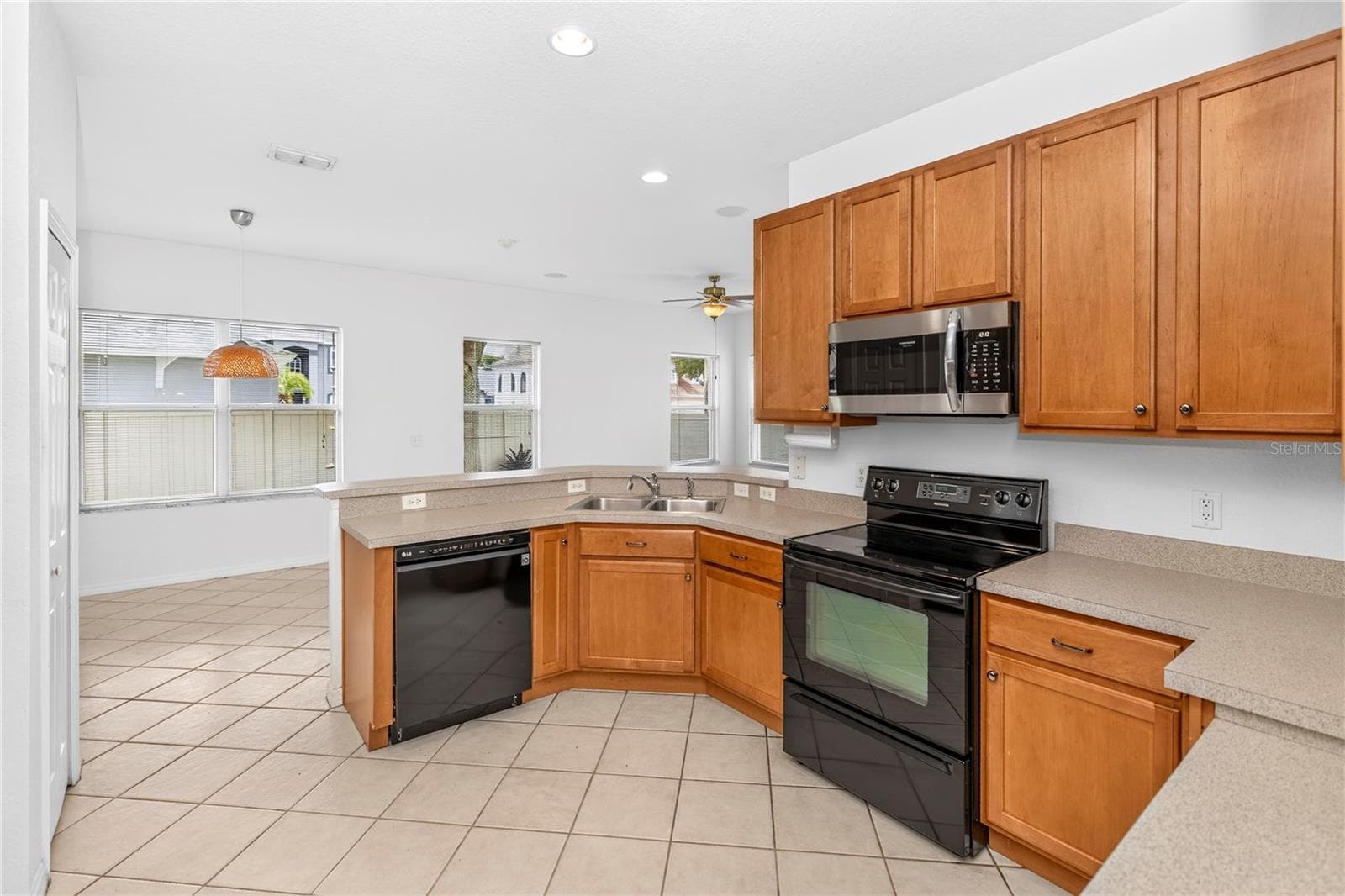 Single Family Residence at 330 LAKE AMBERLEIGH DR, WINTER GARDEN, photo 19 of 100