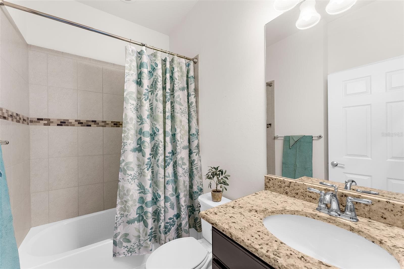 Guest bathroom - 13825 KARINA ST, VENICE