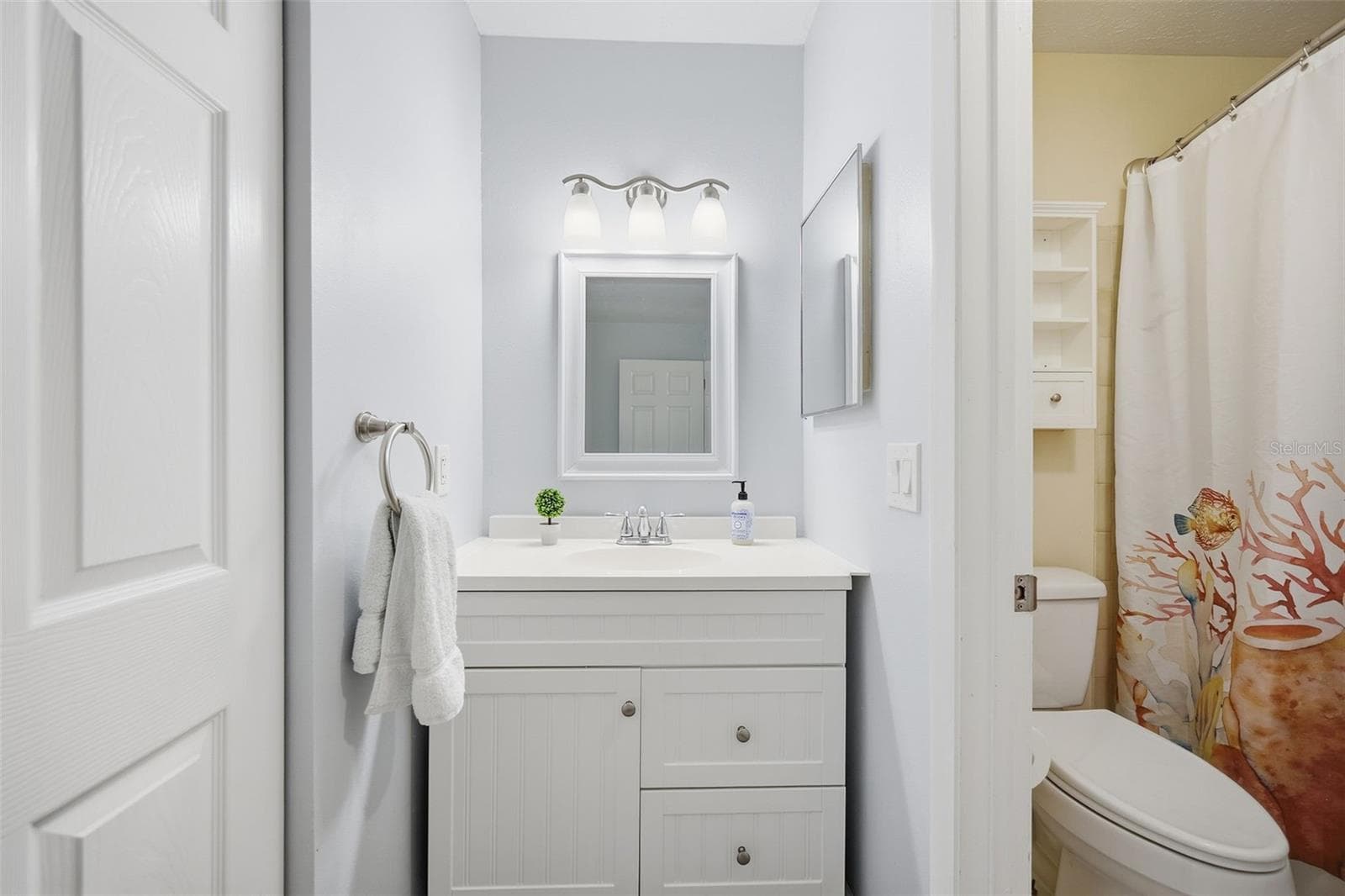 Primary en-suite has a linen closet & great lighting - 6809 S SHERIDAN RD, TAMPA