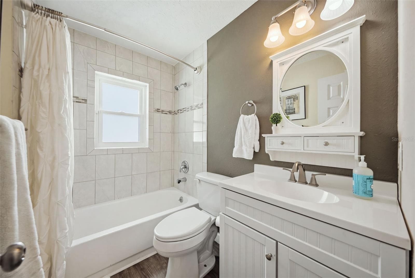 Hall bath - 6809 S SHERIDAN RD, TAMPA