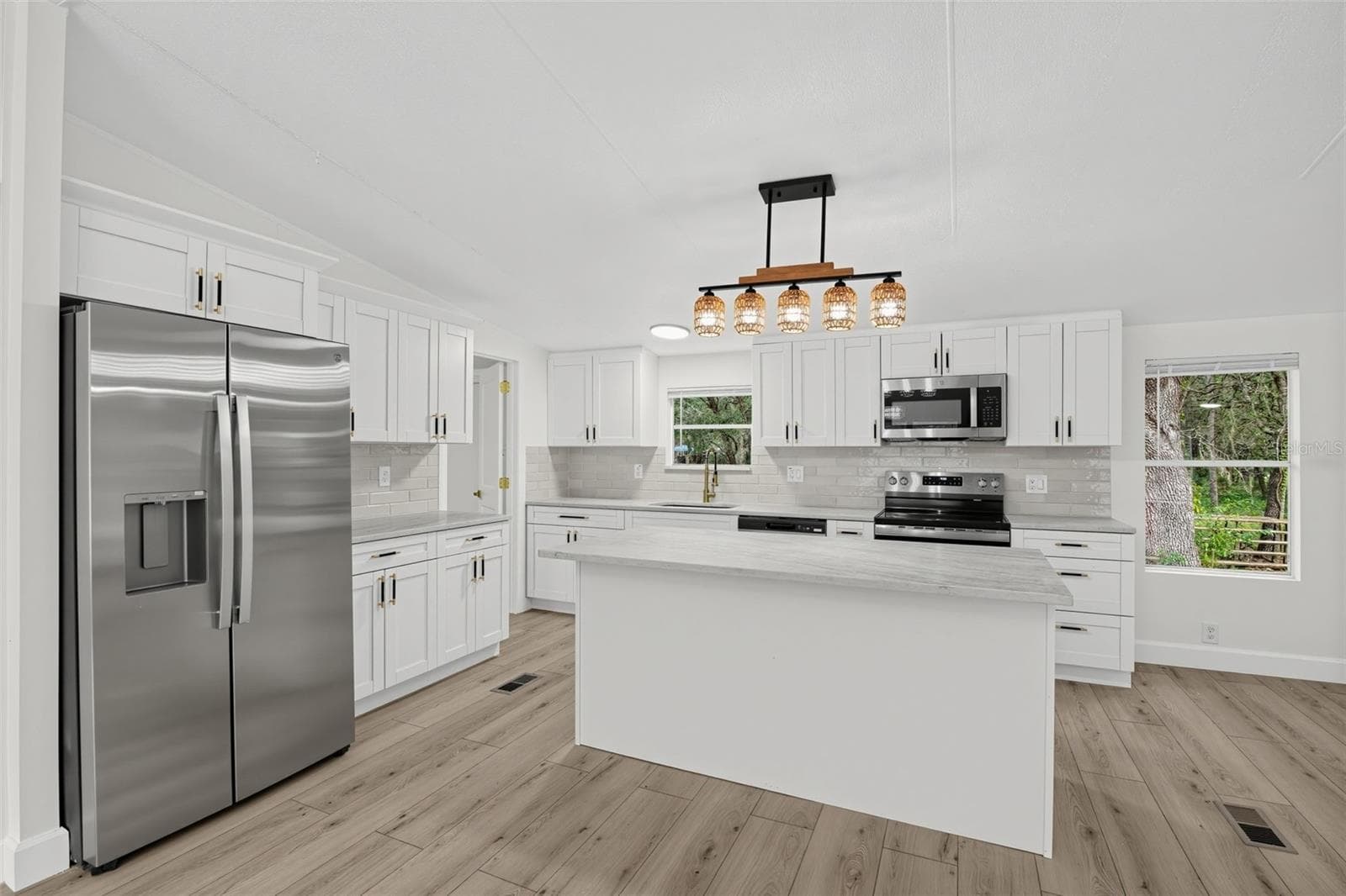 Manufactured Home at 124 HOUR GLASS CIR, HAWTHORNE, photo 8 of 30