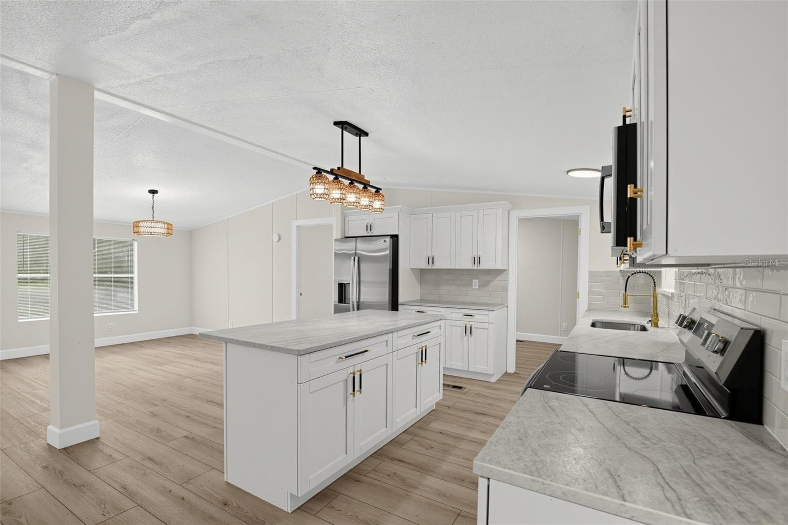 Manufactured Home at 124 HOUR GLASS CIR, HAWTHORNE, photo 11 of 30