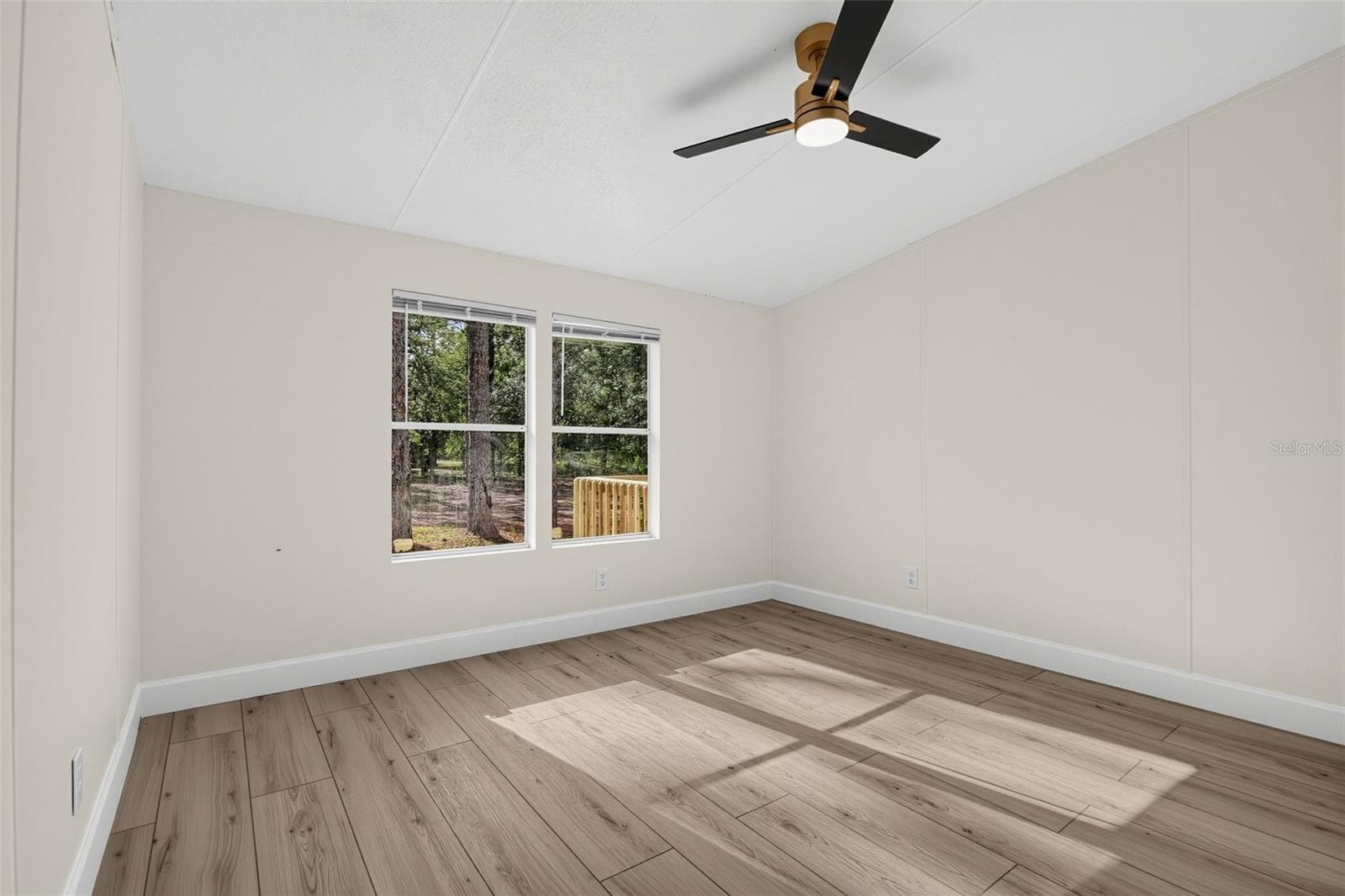 Manufactured Home at 124 HOUR GLASS CIR, HAWTHORNE, photo 25 of 30