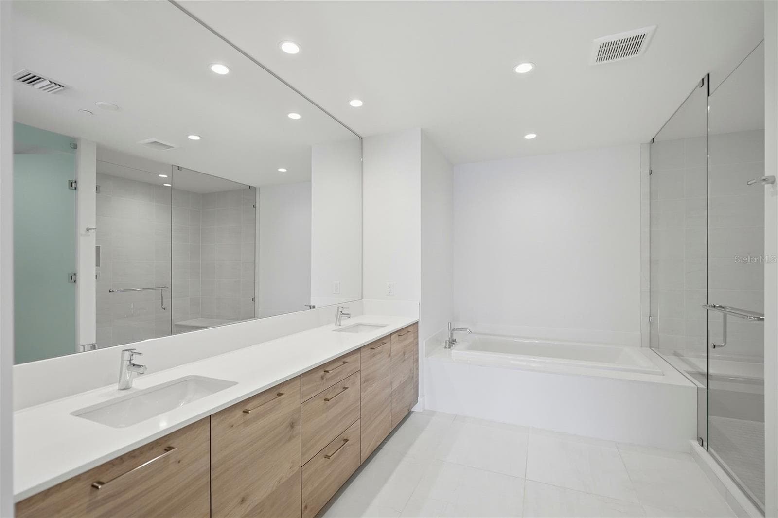 Primary Bathroom with dual sinks, oversized tub and walk-in shower - 301 1ST ST S #1001, ST PETERSBURG