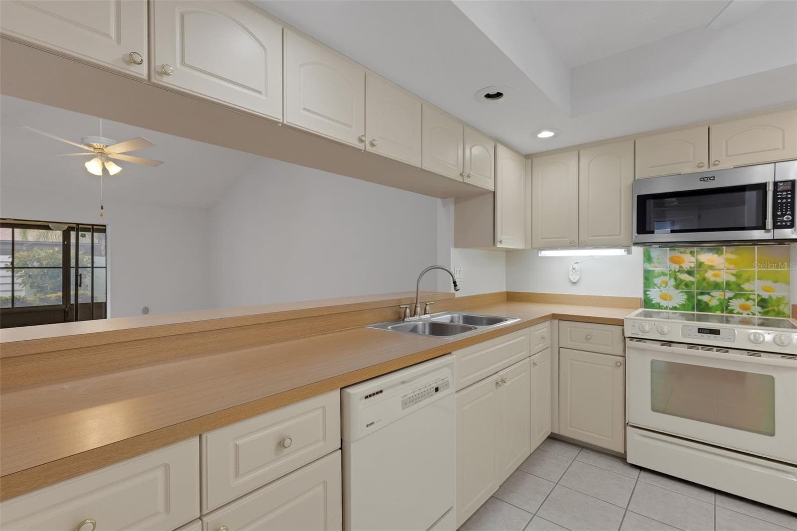 Spacious Kitchen - Pass-through to Family Room - 4465 ATWOOD CAY CIR #12, SARASOTA