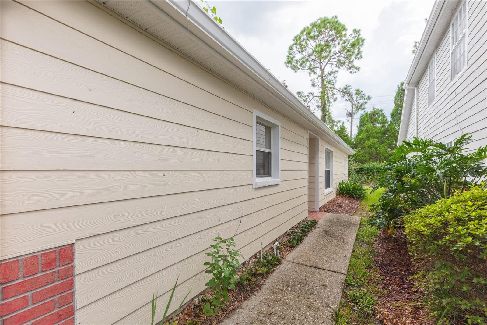 Single Family Residence at 5161 STERLING MANOR DR, TAMPA, photo 3 of 44