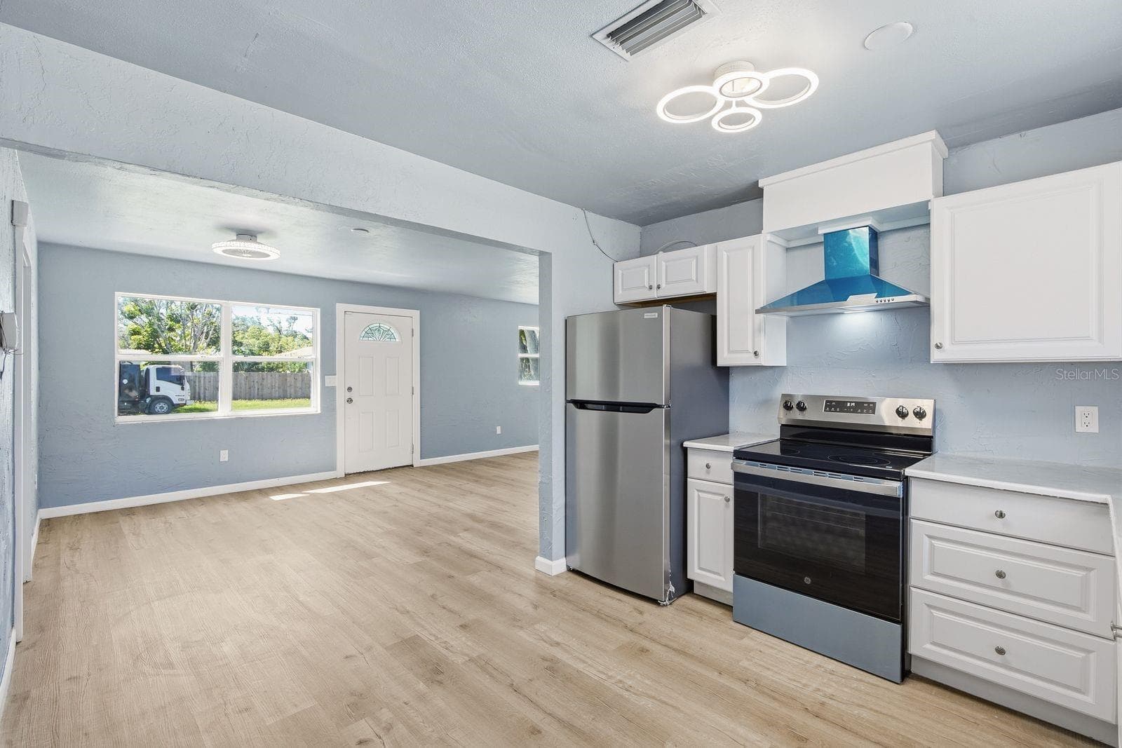 Single Family Residence at 8143 OVERLOOK PL NE, ST PETERSBURG, photo 5 of 22