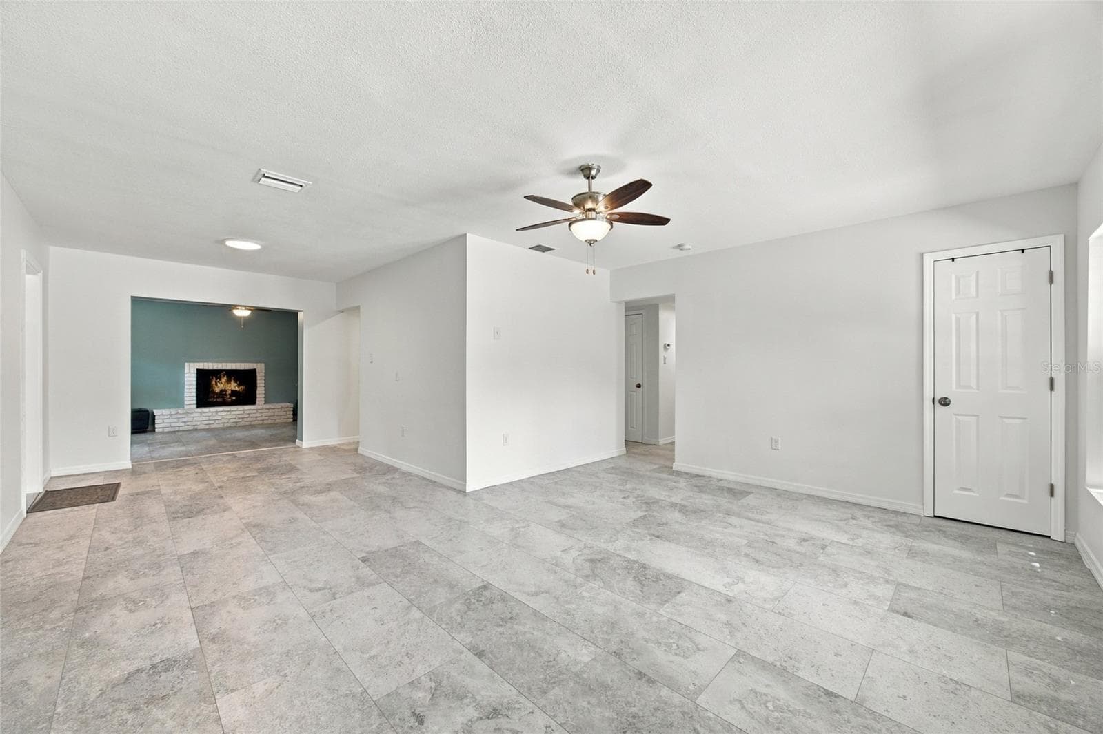 Main entry living space - 7557 18TH AVE N, ST PETERSBURG