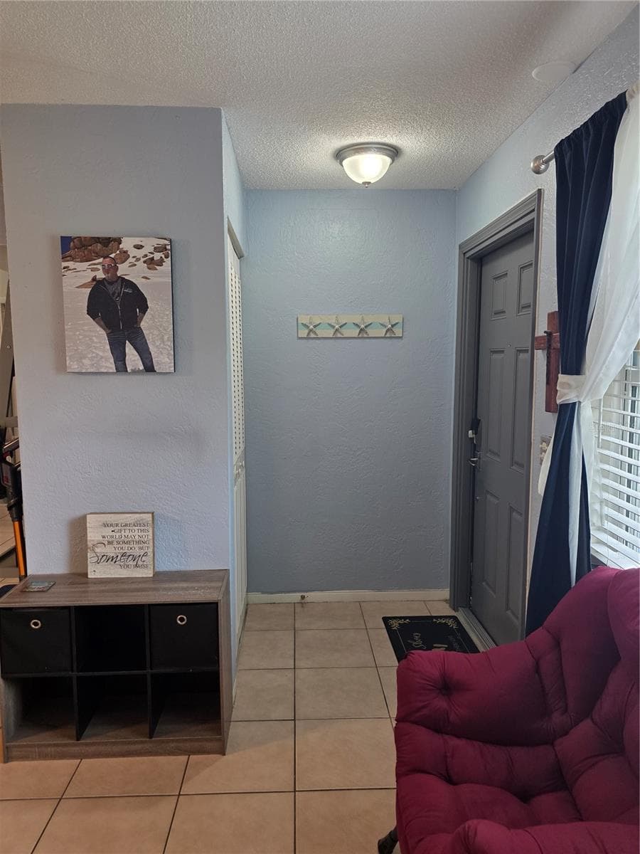 Foyer with storage closet - 1535 URBANA AVENUE, DELTONA