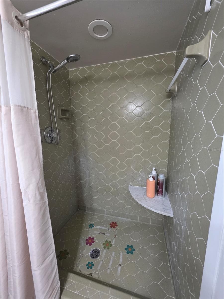 Walk in tiled shower with seat - 1535 URBANA AVENUE, DELTONA