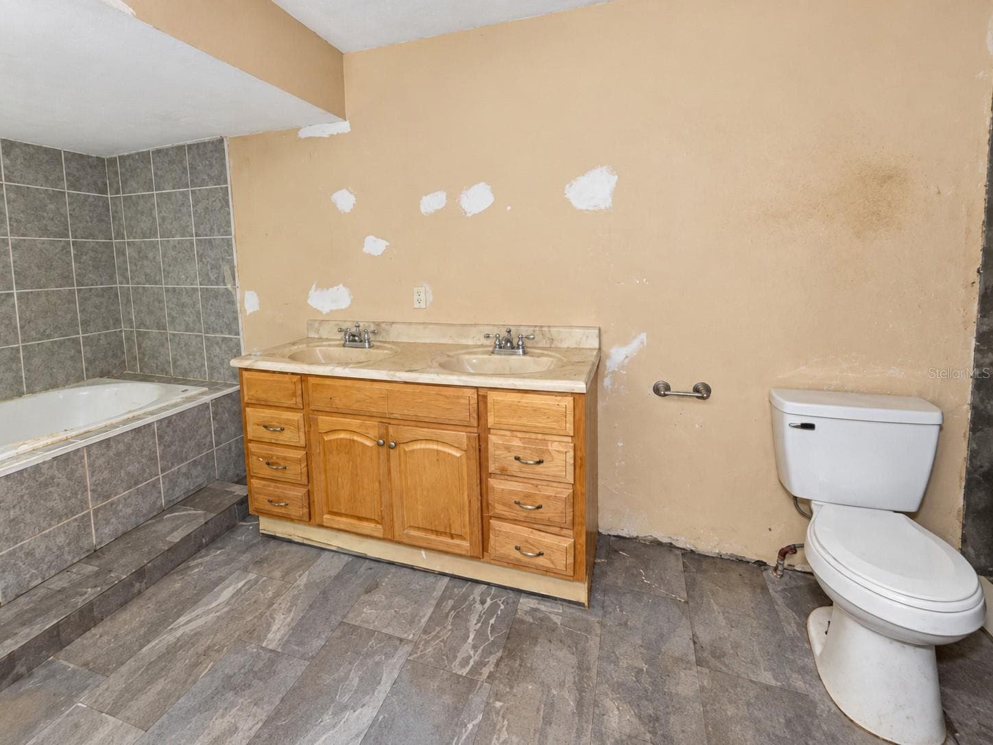 Single Family Residence at 1805 E ORANGE AVE, EUSTIS, photo 11 of 18