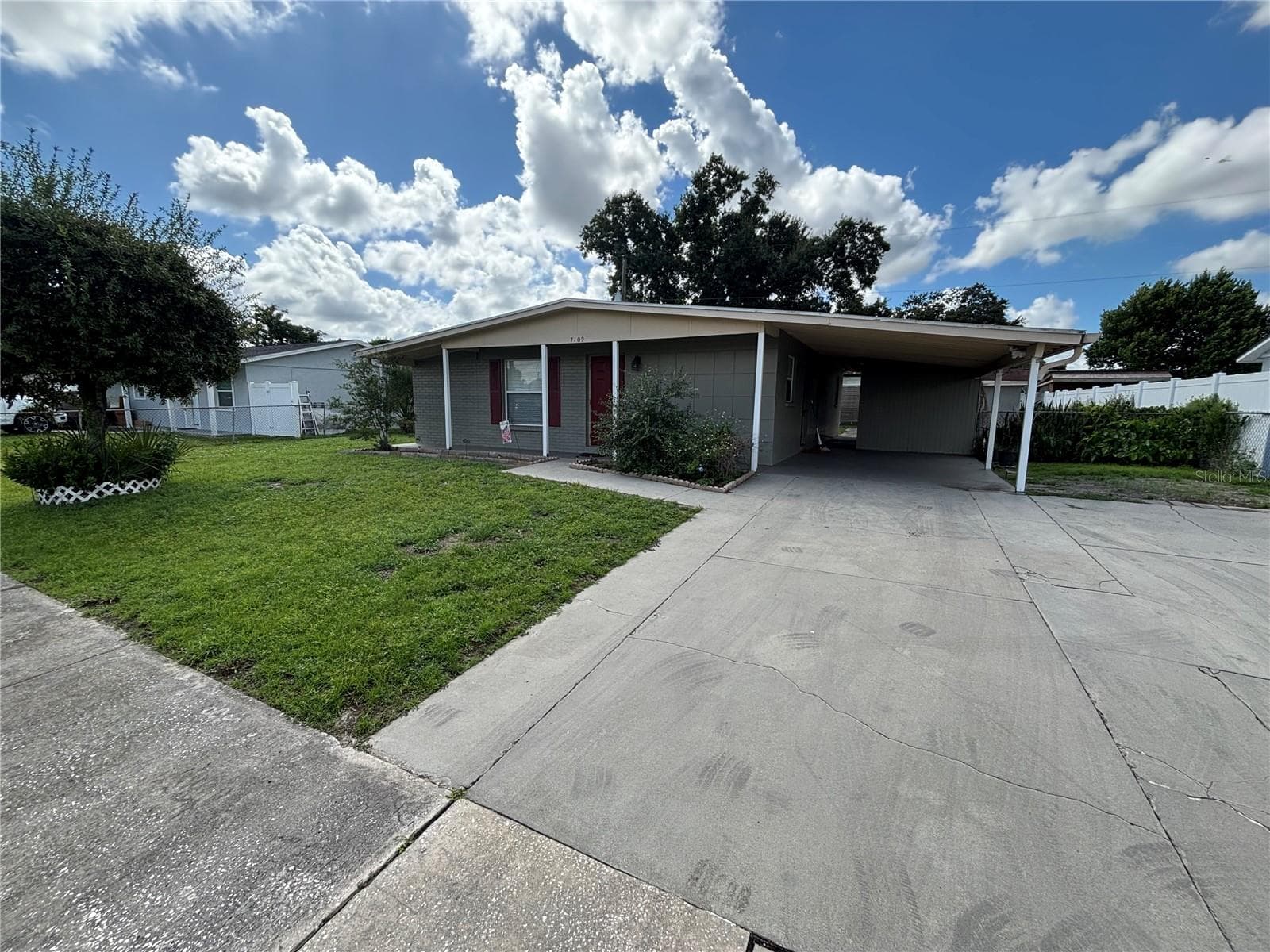 Single Family Residence at 7109 LIMESTONE LN, TAMPA, photo 2 of 13