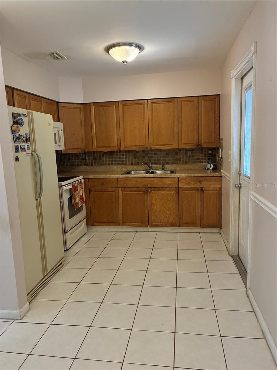 Single Family Residence at 7109 LIMESTONE LN, TAMPA, photo 6 of 13