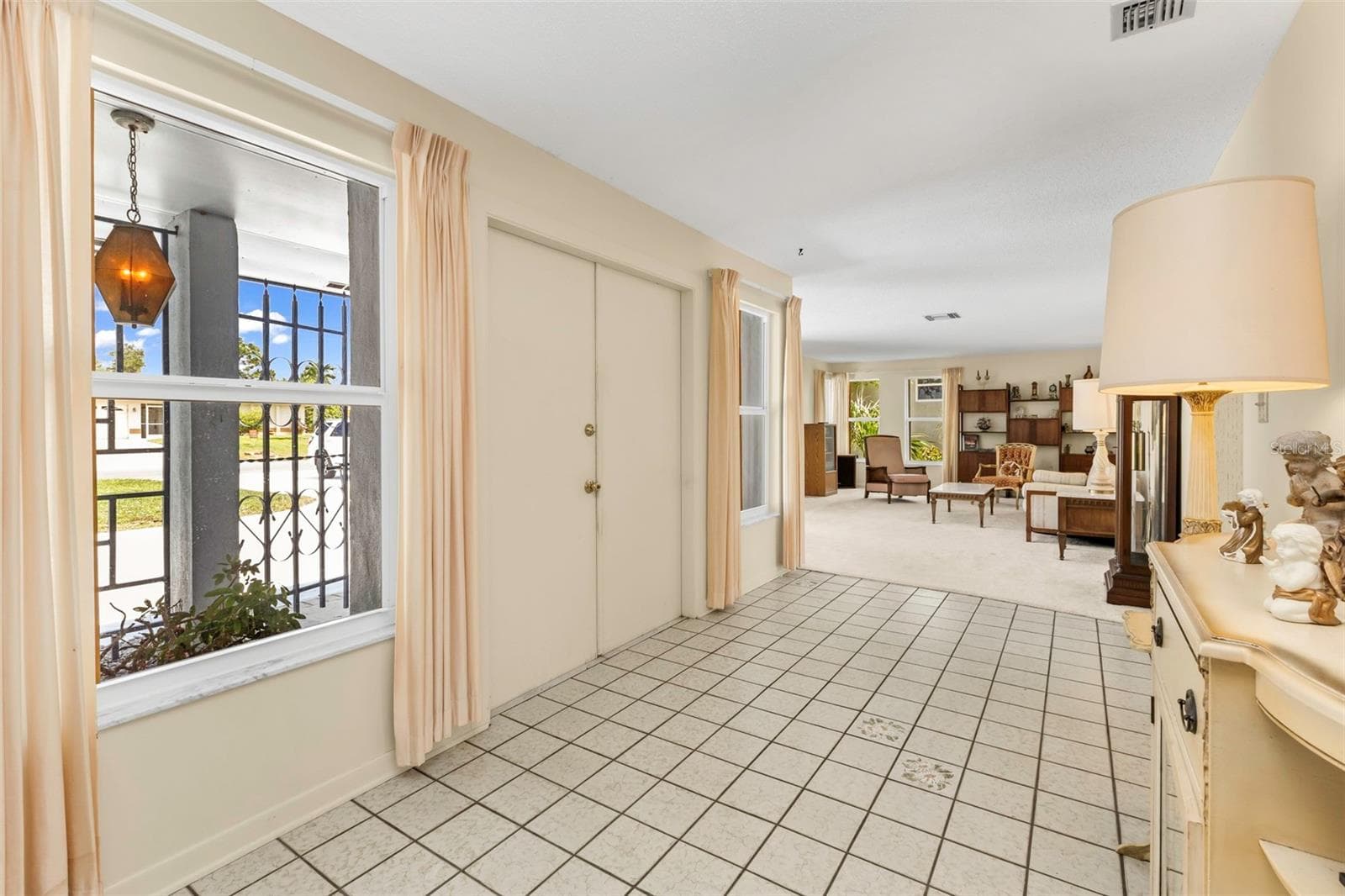 Expansive open foyer allowing for a welcoming invitation into the home - 160 ANNAPOLIS LN, ROTONDA WEST