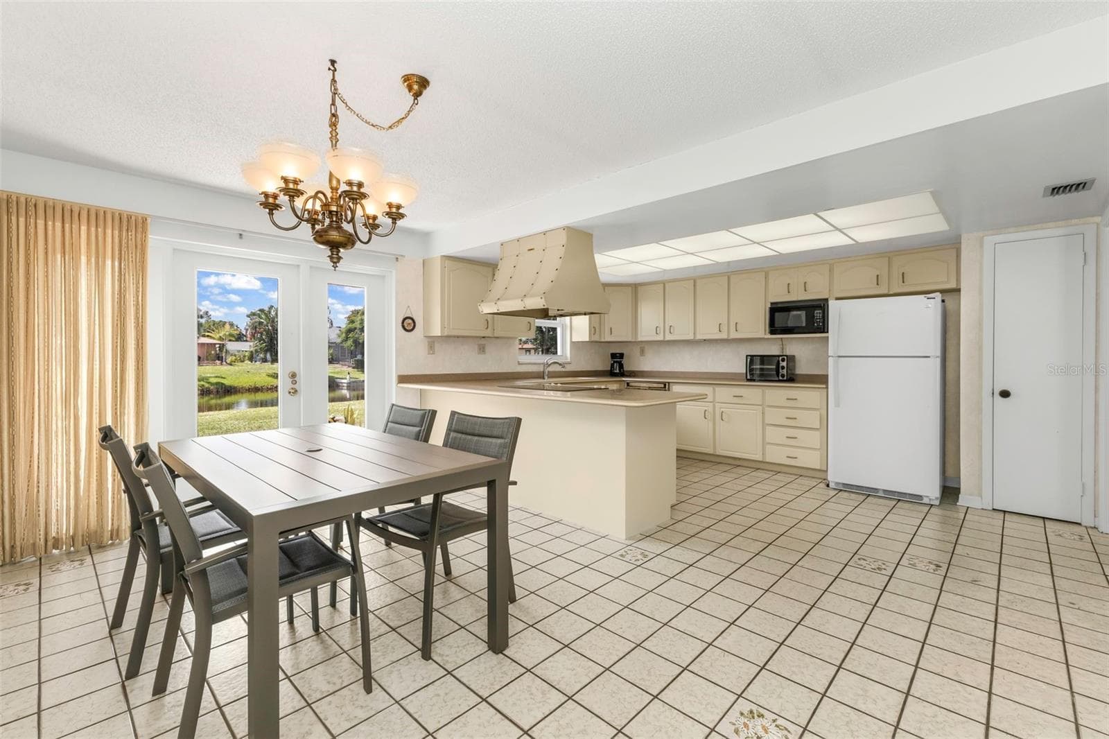 Functional kitchen with countertop breakfast bar and plenty of space for bar stools seating. - 160 ANNAPOLIS LN, ROTONDA WEST