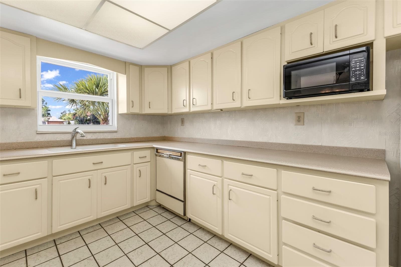 Single Family Residence at 160 ANNAPOLIS LN, ROTONDA WEST, photo 16 of 36