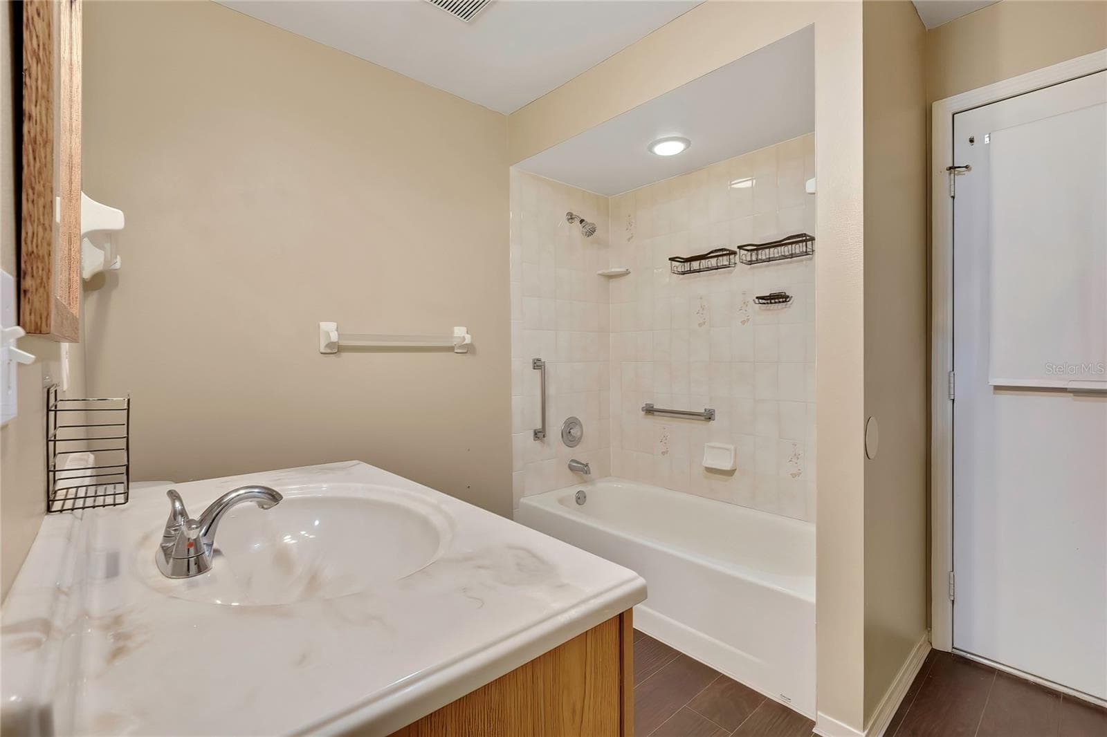 Full bathroom with tub-and-shower combination - 1097 FLORIAN WAY, SPRING HILL