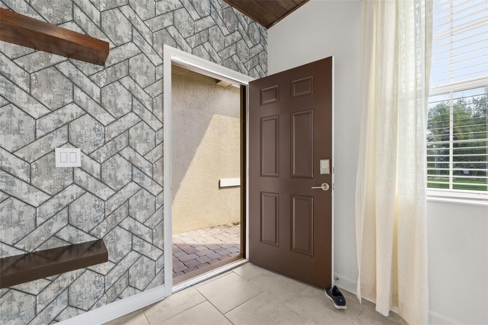 In-law suite with private entrance - 195 PRESTON AVE, DAVENPORT