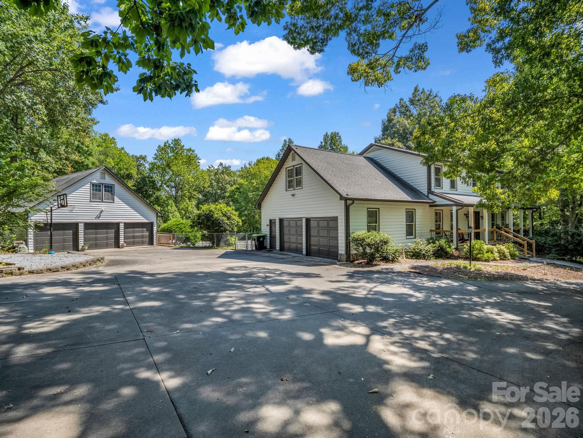 Attached and detached garage with 5 stalls - 215 Hillcrest Drive, Columbus