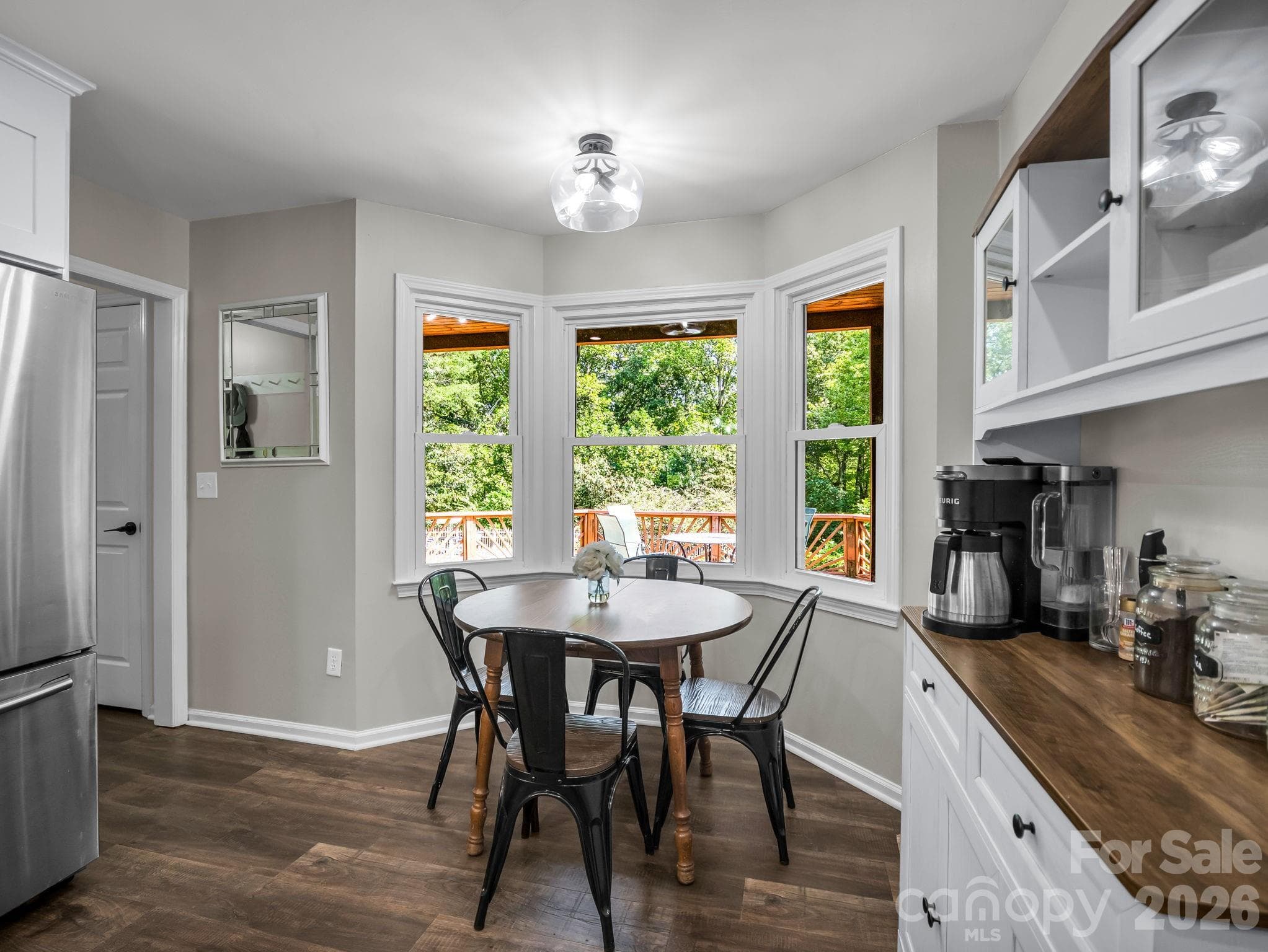 breakfast nook - 215 Hillcrest Drive, Columbus