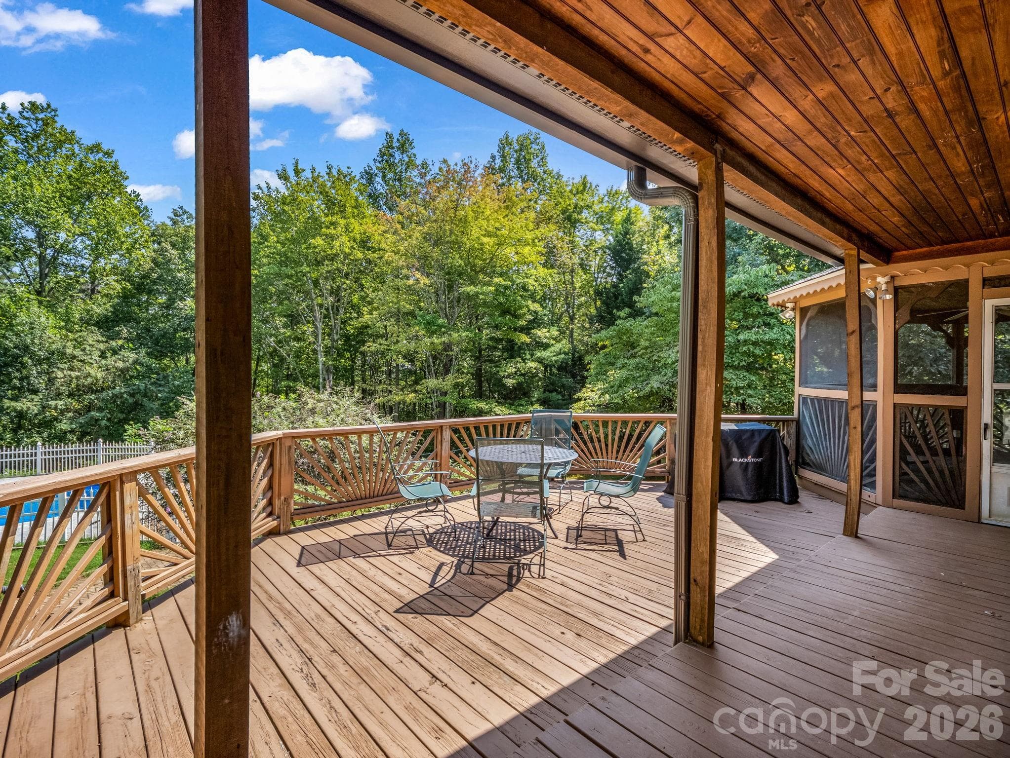 Large deck for entertaining - 215 Hillcrest Drive, Columbus