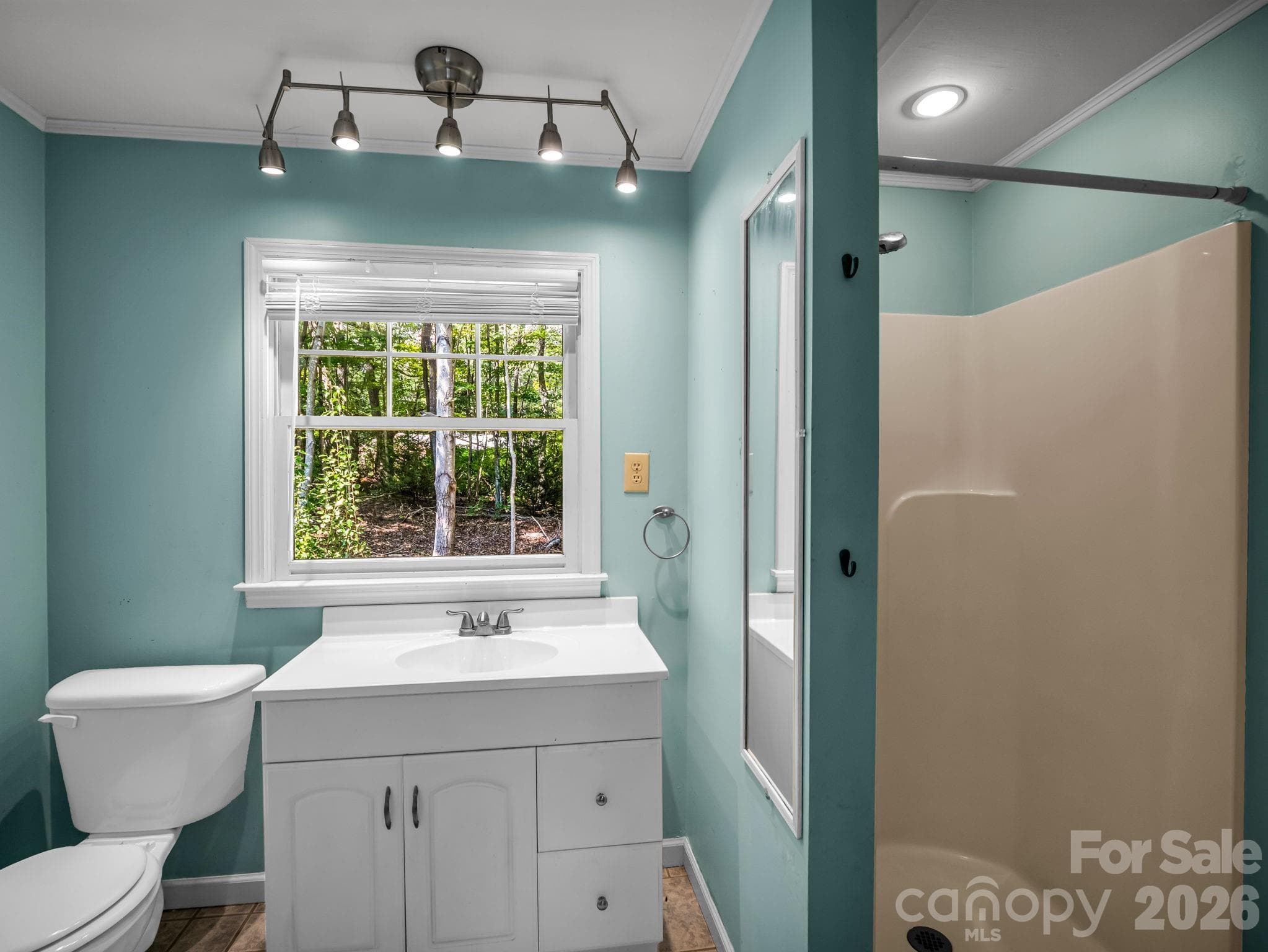 full bath in pool house - 215 Hillcrest Drive, Columbus