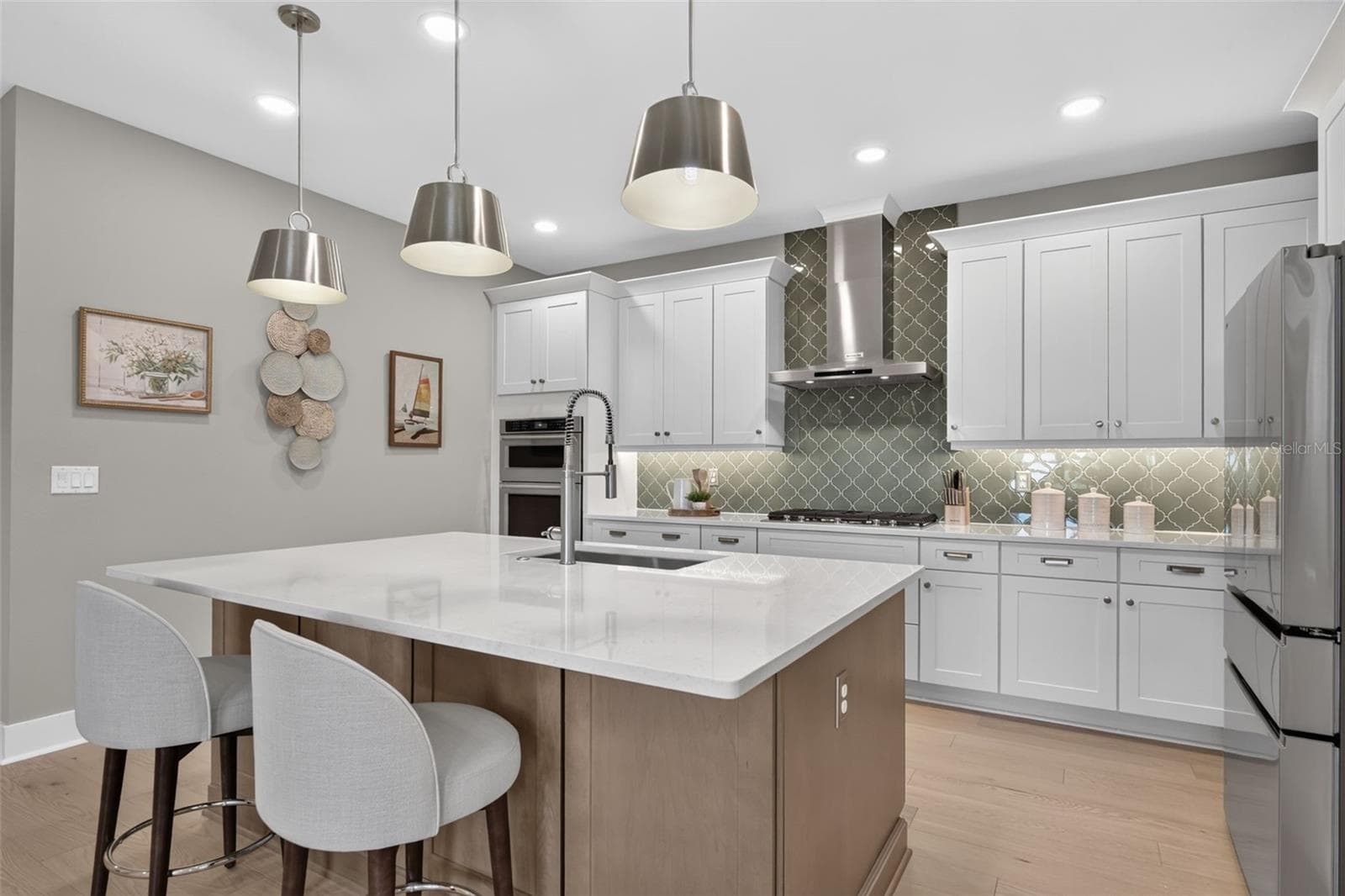 Beautifully Appointed Designer Kitchen with Elevated Finishes - 18911 DAYSPRING PL, VENICE