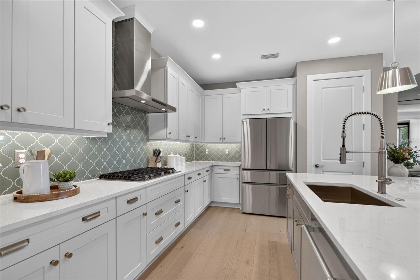 Beautifully Appointed Designer Kitchen with Elevated Finishes - 18911 DAYSPRING PL, VENICE