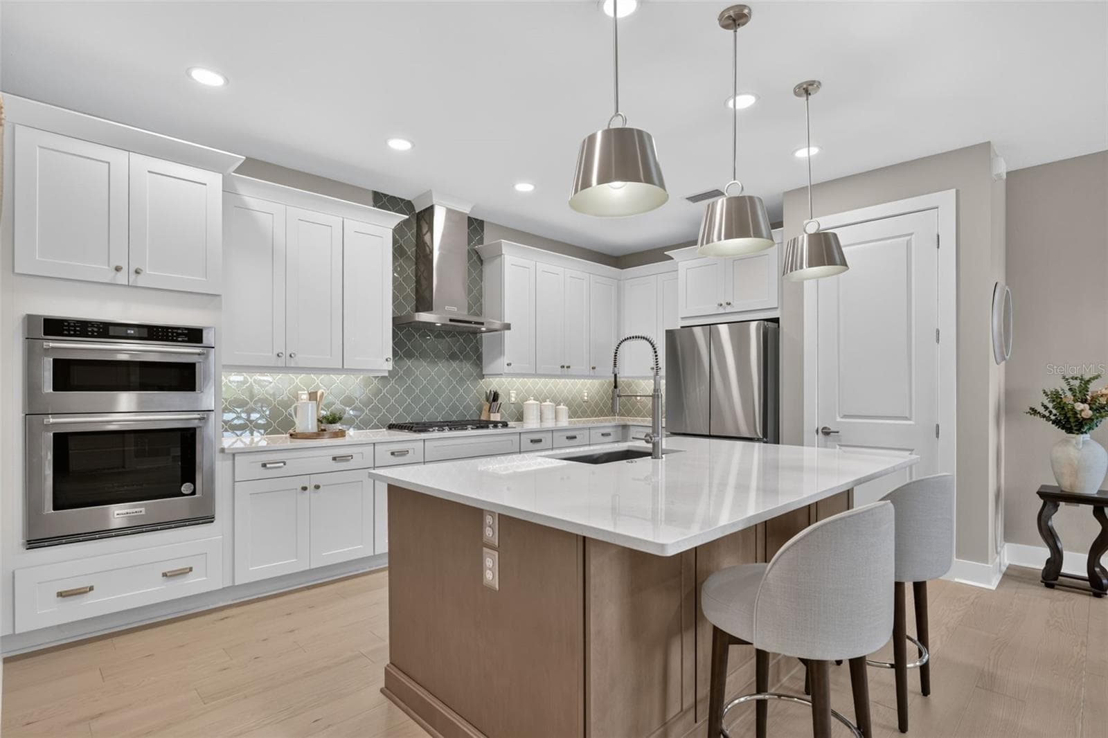 Beautifully Appointed Designer Kitchen with Elevated Finishes - 18911 DAYSPRING PL, VENICE