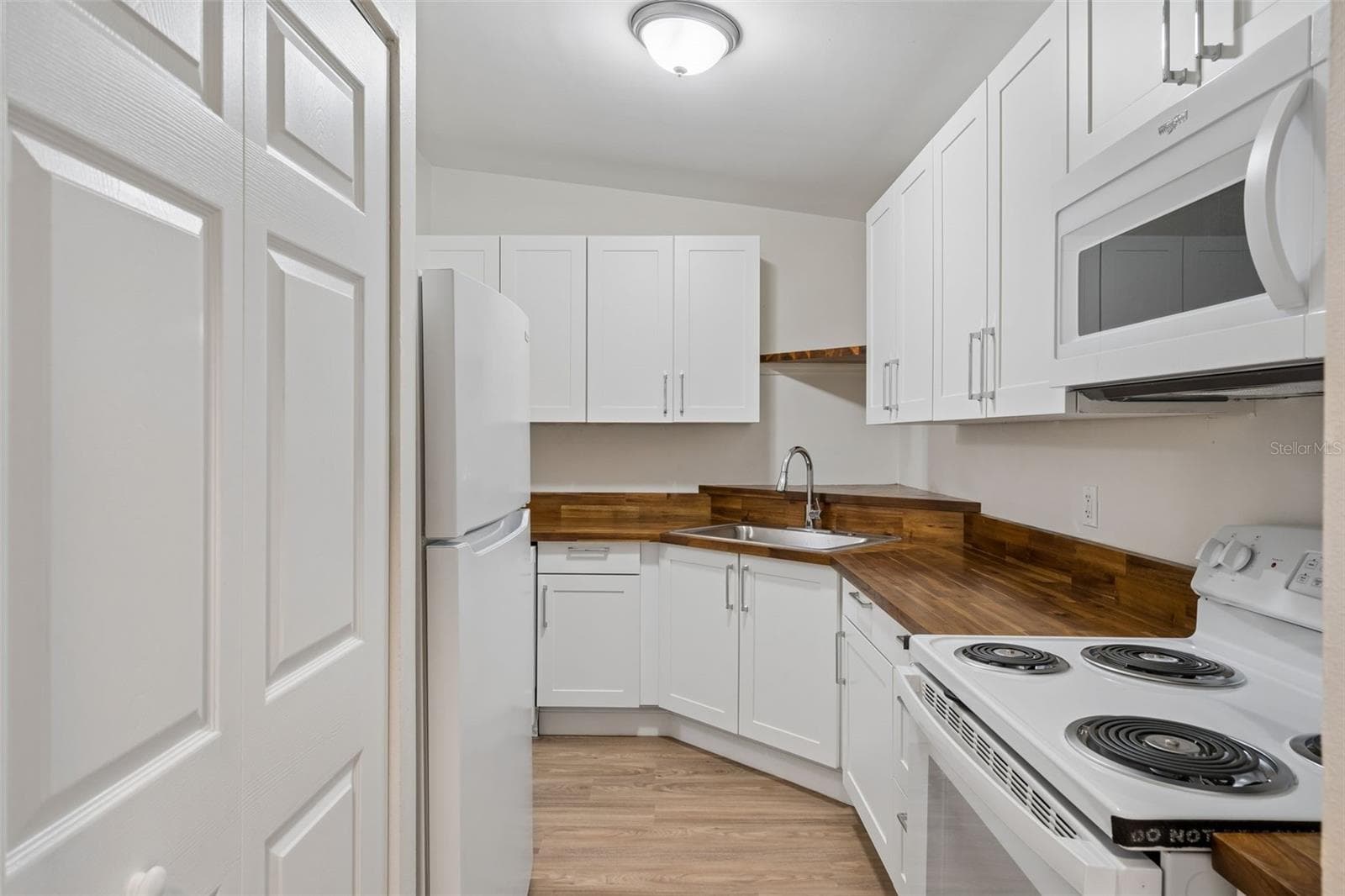 New stove, microwave, refrigerator - 928 VIVIAN TER, DELTONA