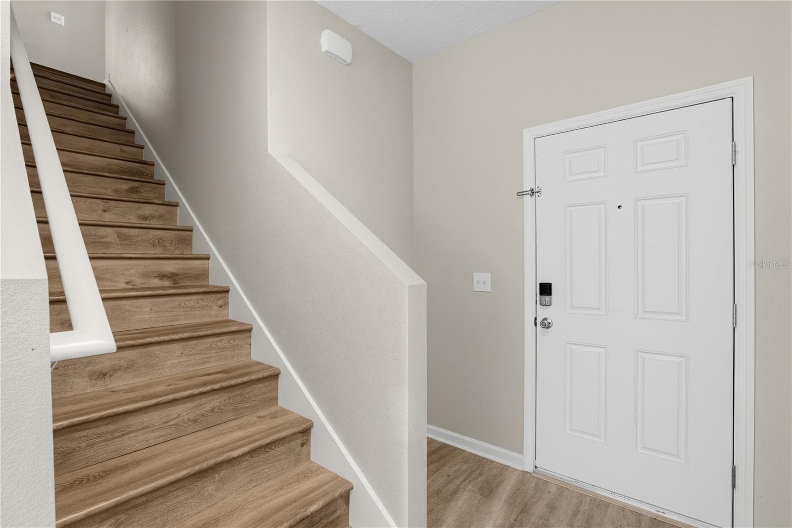 Single Family Residence at 1033 CADES COVE WAY, DELAND, photo 3 of 27